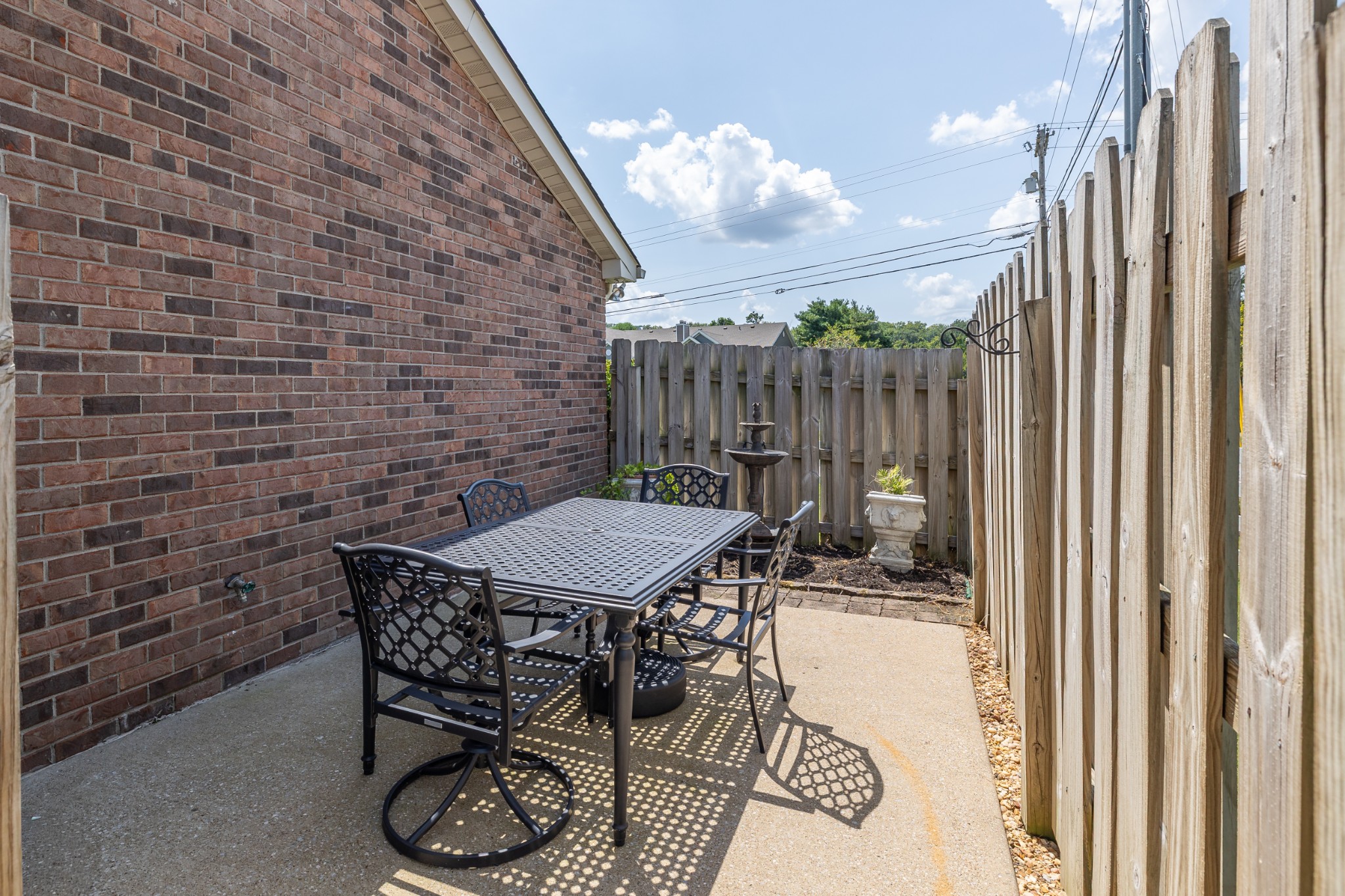 1300 Crofton Park Ct, Columbia, TN 38401