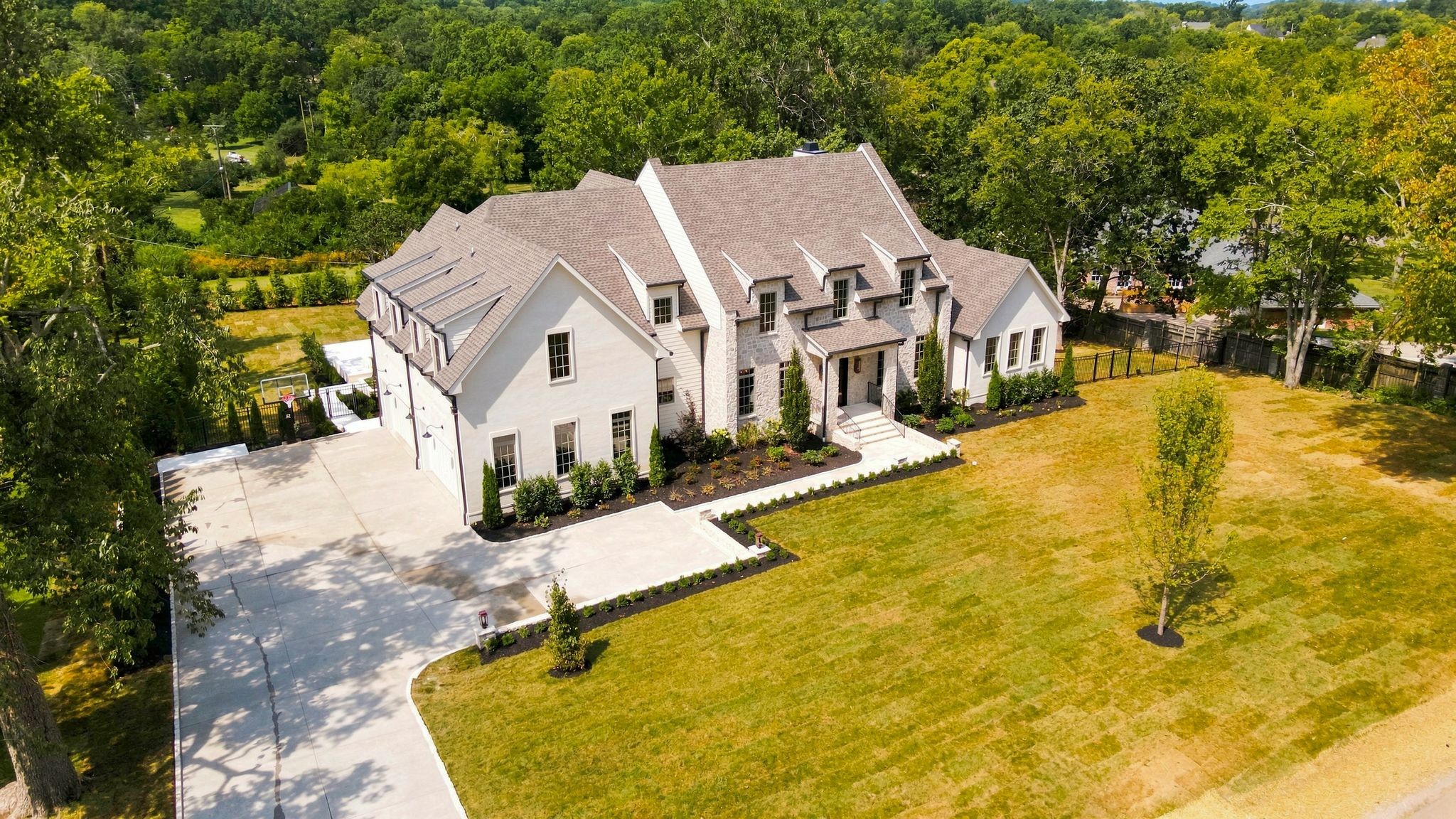 611 W Meade Dr, Nashville, TN 37205