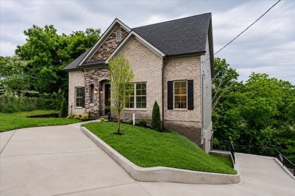 701 Harpeth Knoll Ct, Nashville, TN 37221