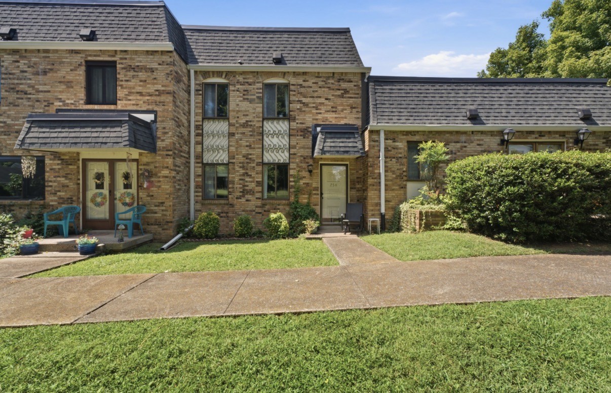 258 Lake Chateau Dr, Hermitage, TN 37076