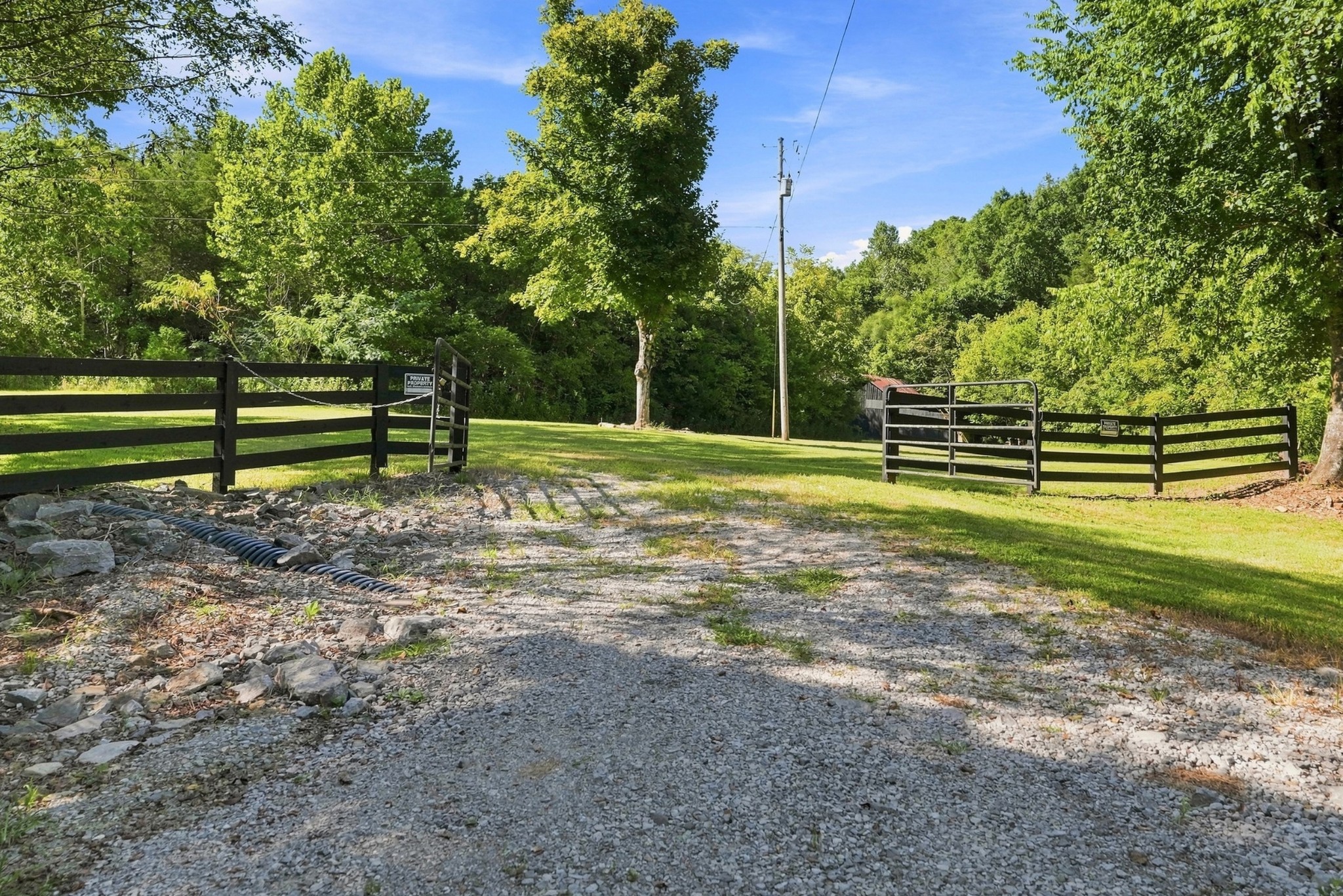 59 Russell Ln, Pleasant Shade, TN 37145