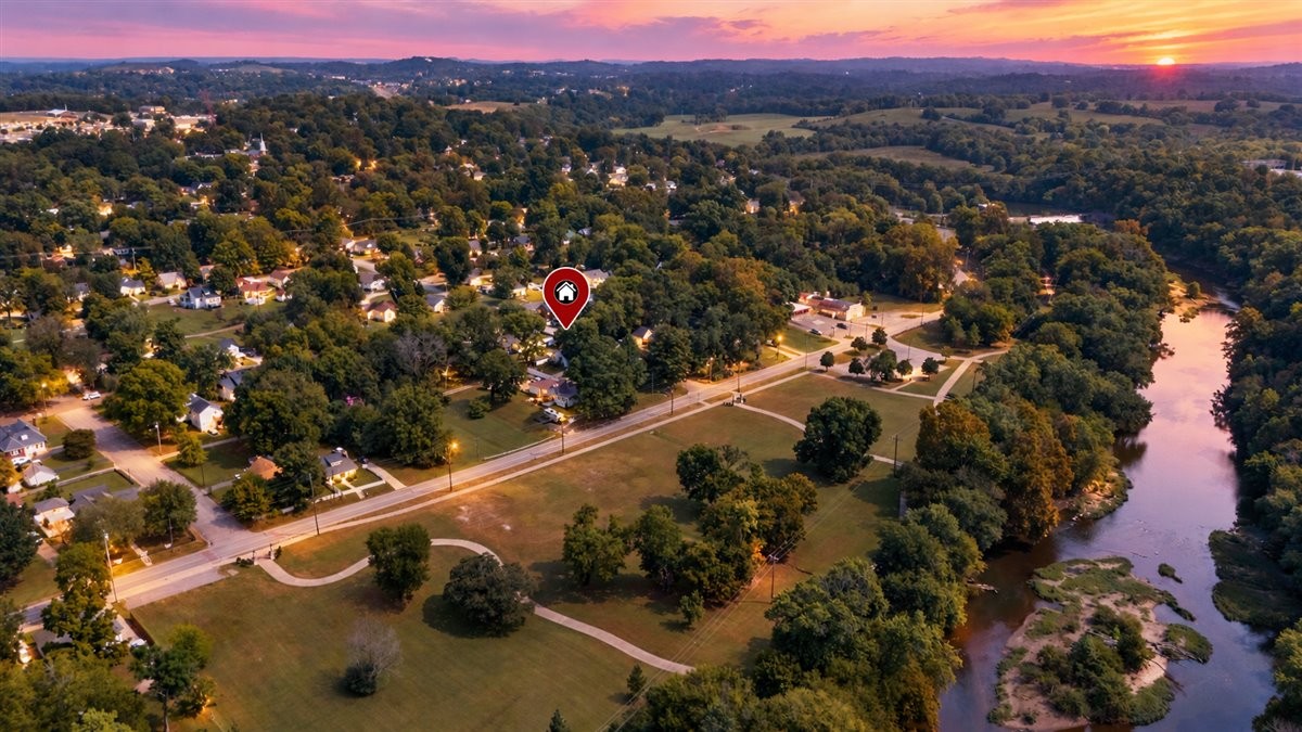 211 Riverside Dr, Columbia, TN 38401