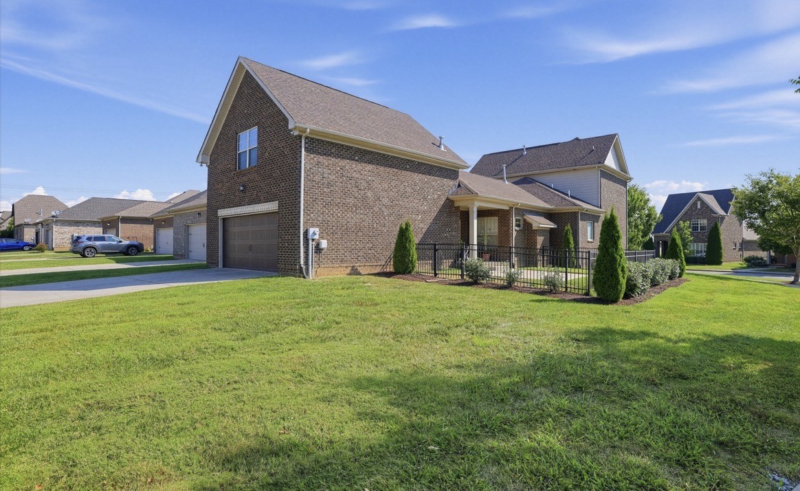 1099 Paddock Park Cir, Gallatin, TN 37066