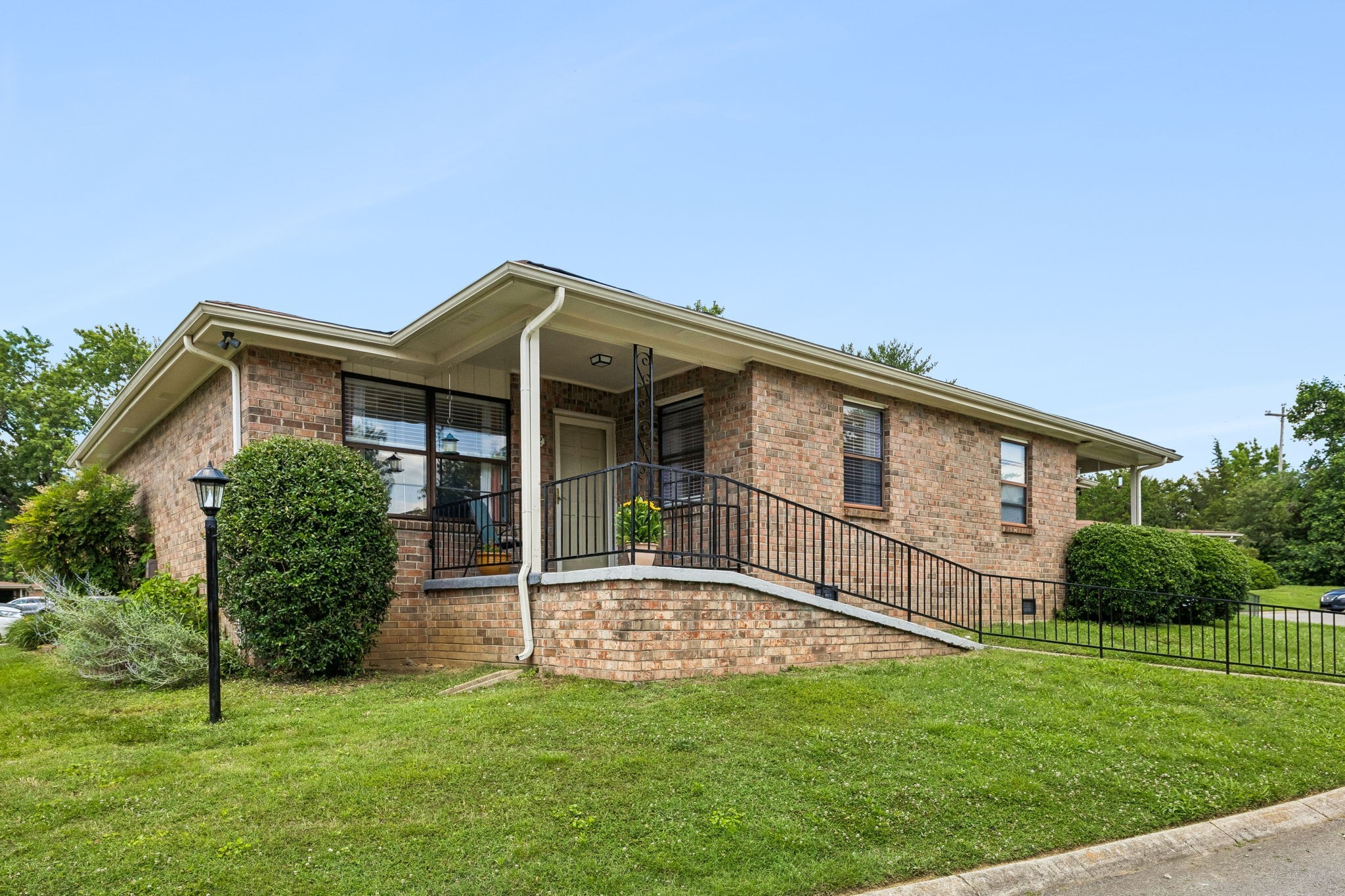 352 Deer Lake Dr, Nashville, TN 37221
