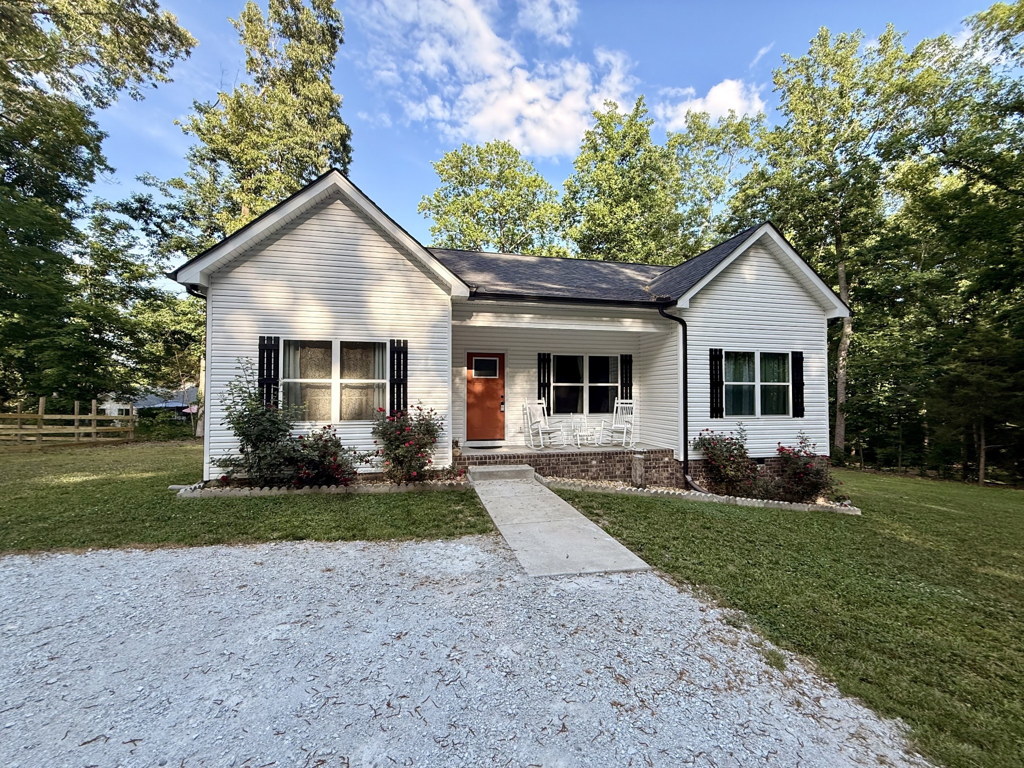 1021 Woodmont Dr, Dickson, TN 37055
