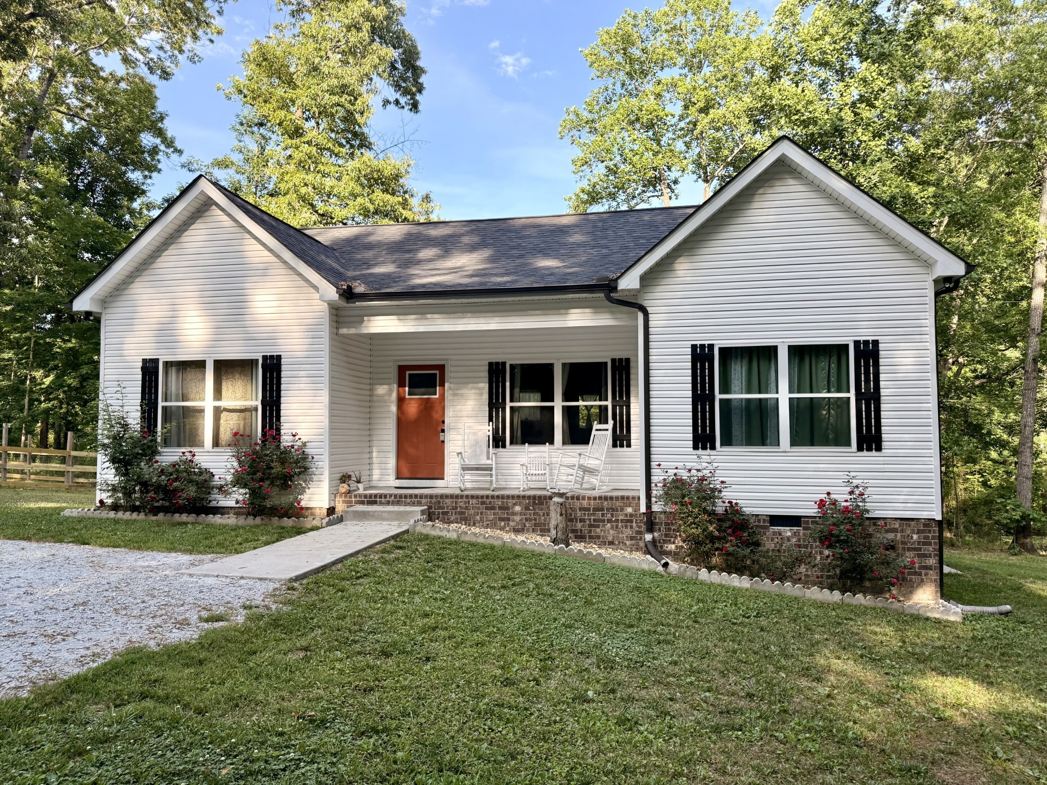 1021 Woodmont Dr, Dickson, TN 37055