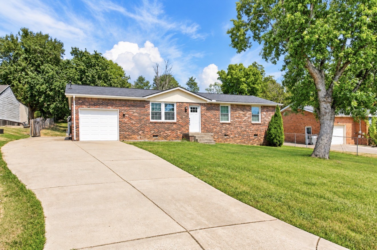 109 S Valley Rd, Hendersonville, TN 37075