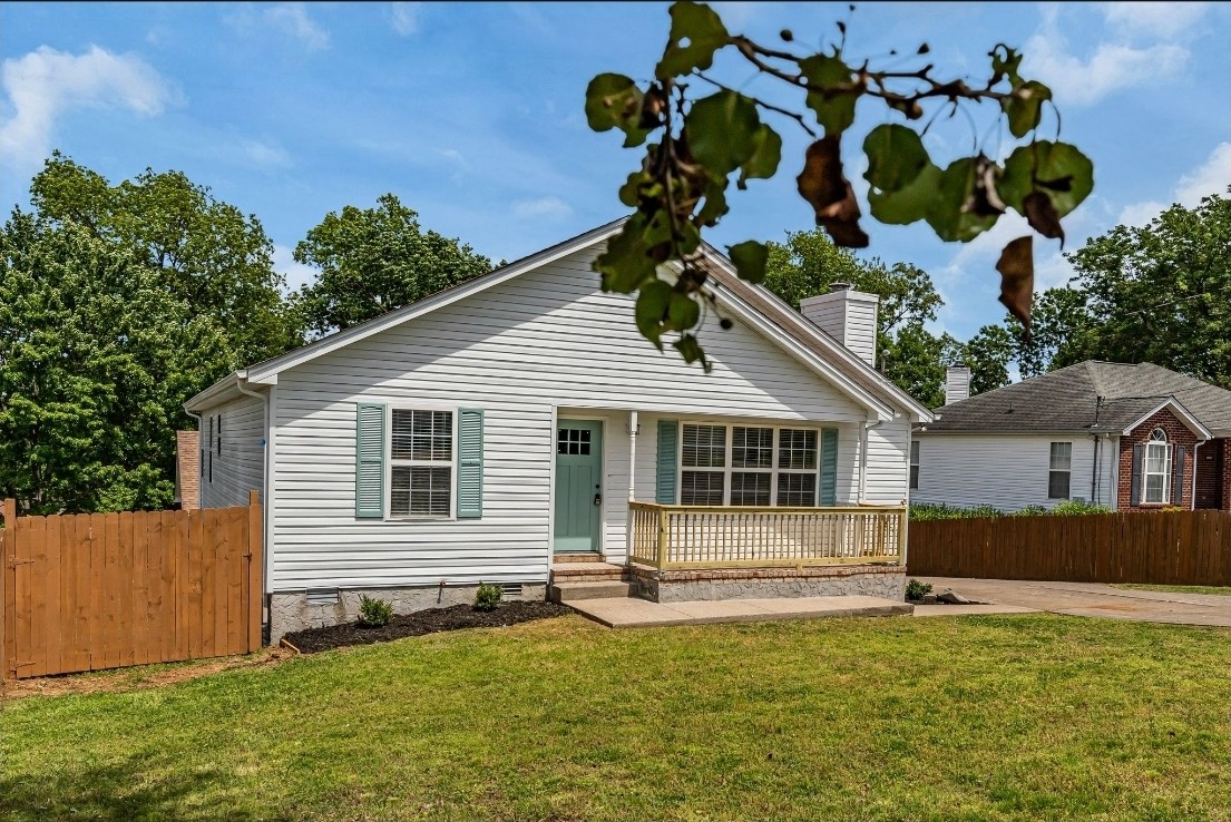 240 Lake Forest Dr, La Vergne, TN 37086