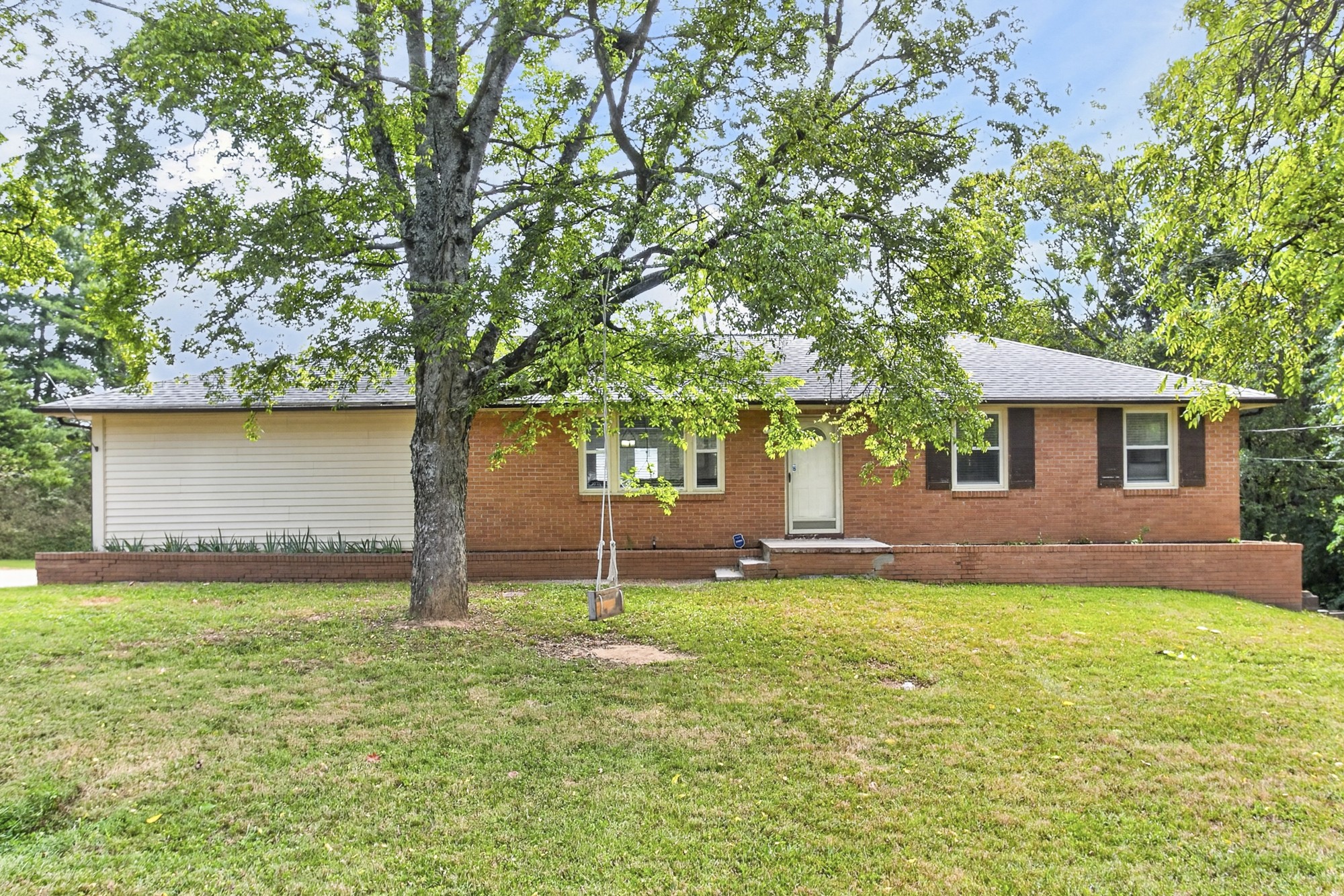 181 Greenwood Dr, La Vergne, TN 37086