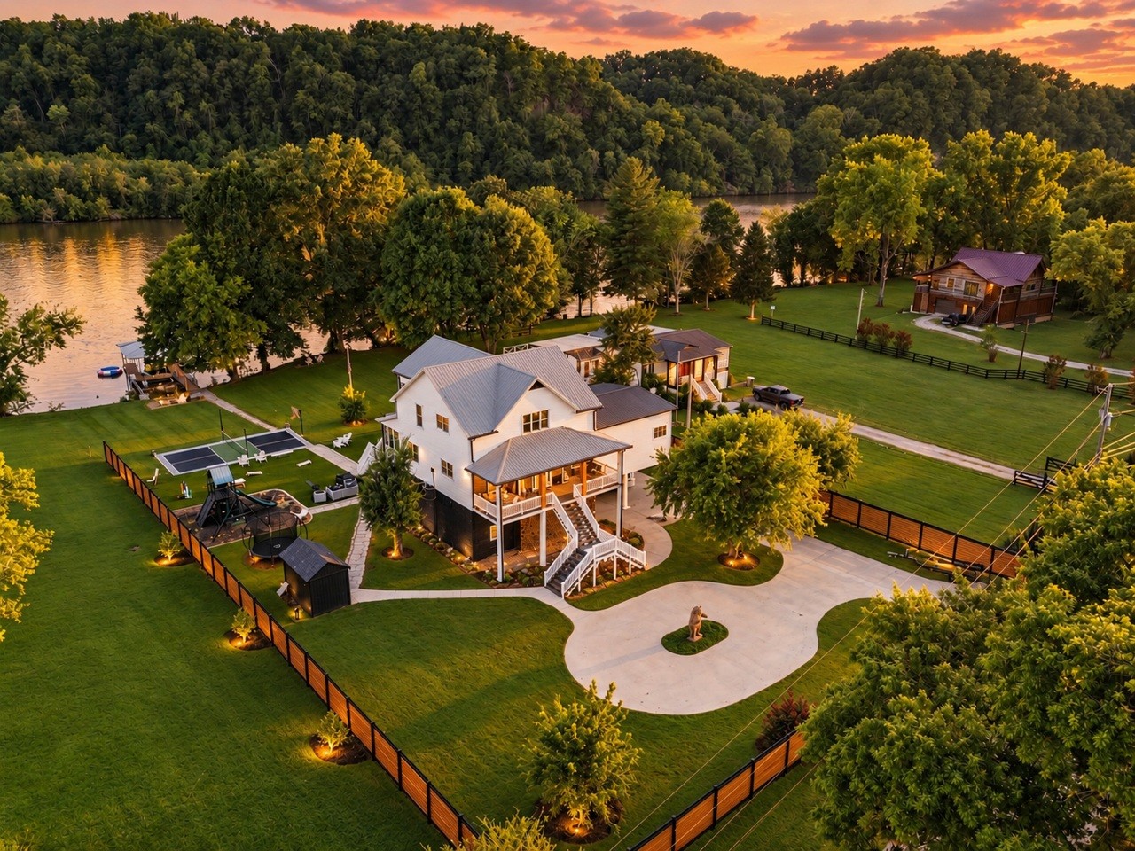 1001 Cumberland Dr, Chapmansboro, TN 37035