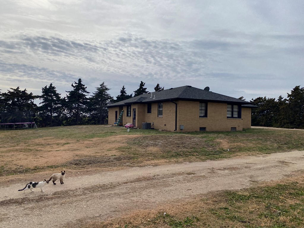 1825 Avenue G, Lyons, KS 67554