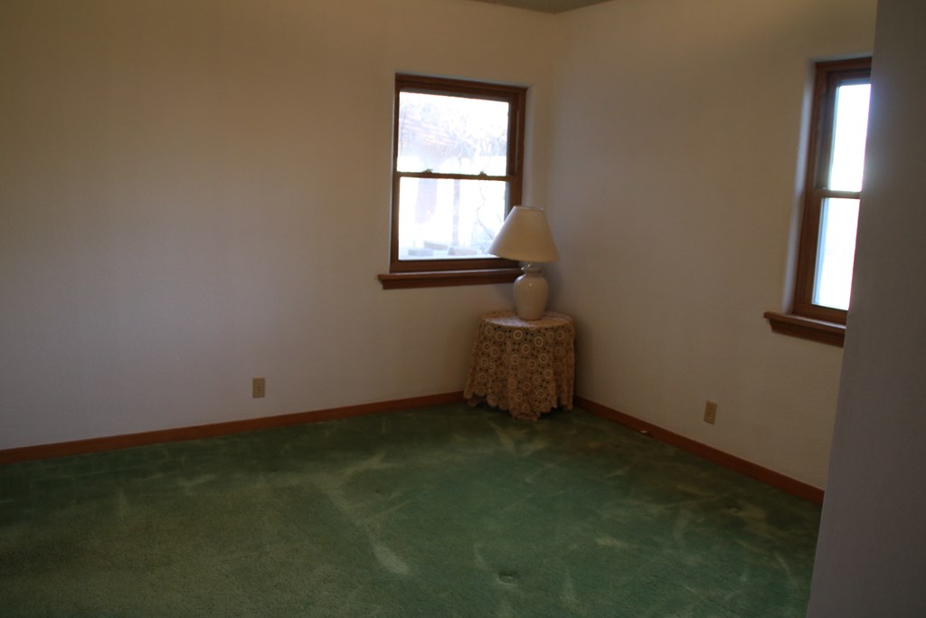 821 S St John, Lyons, KS 67554