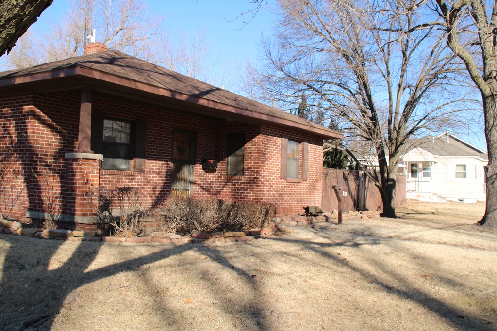 821 S St John, Lyons, KS 67554