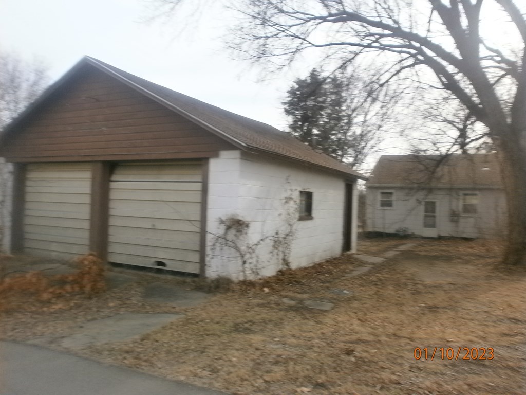 823 Blunt St, Clay Center, KS 67432