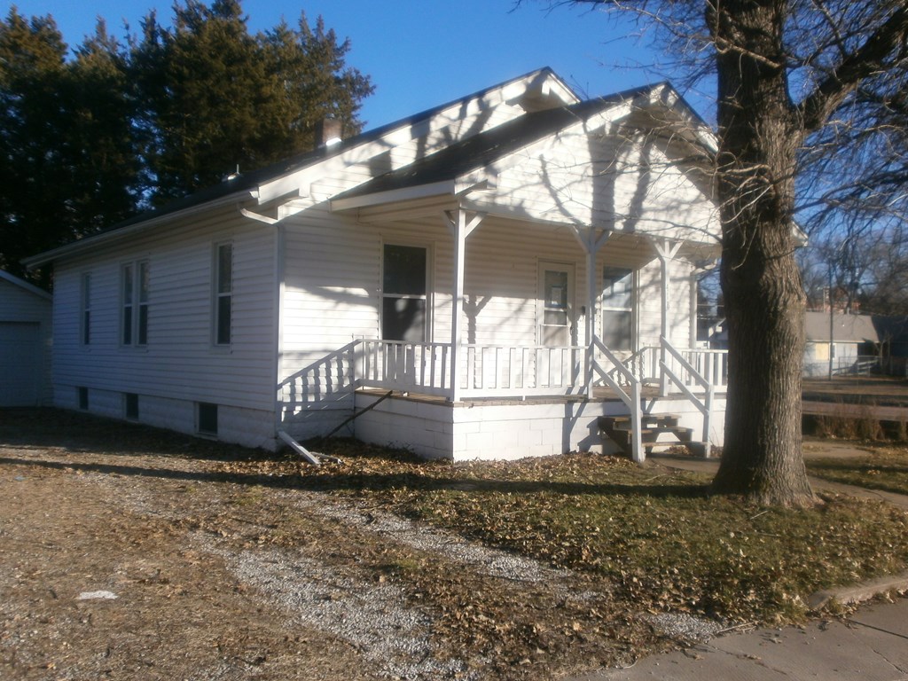 418 East Avenue S, Lyons, KS 67554