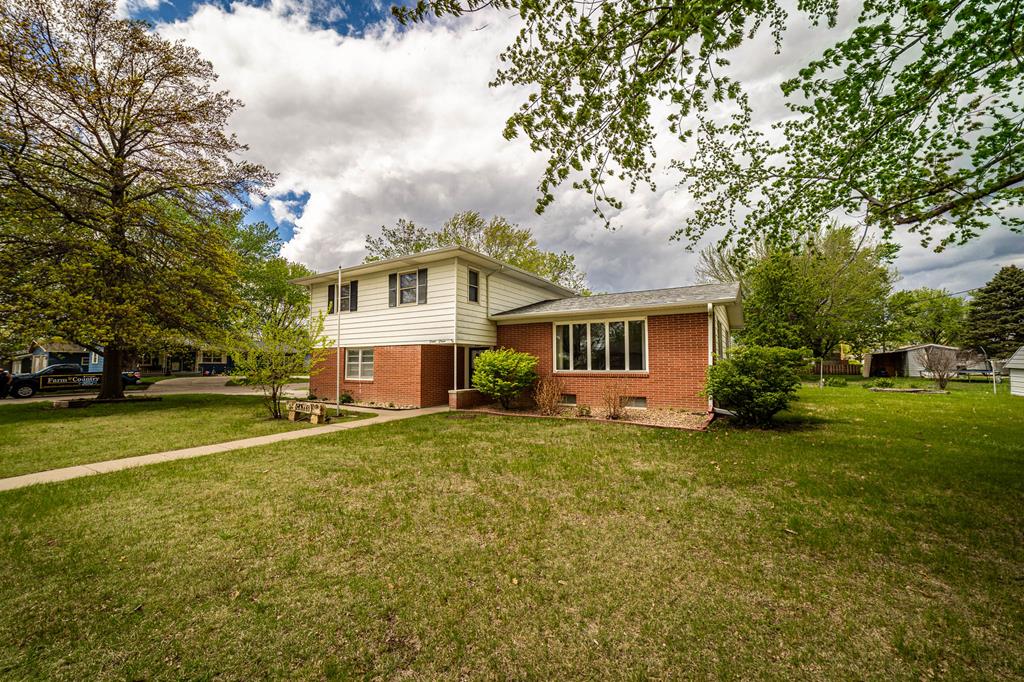2011 Country Club Dr, Belleville, KS 66935