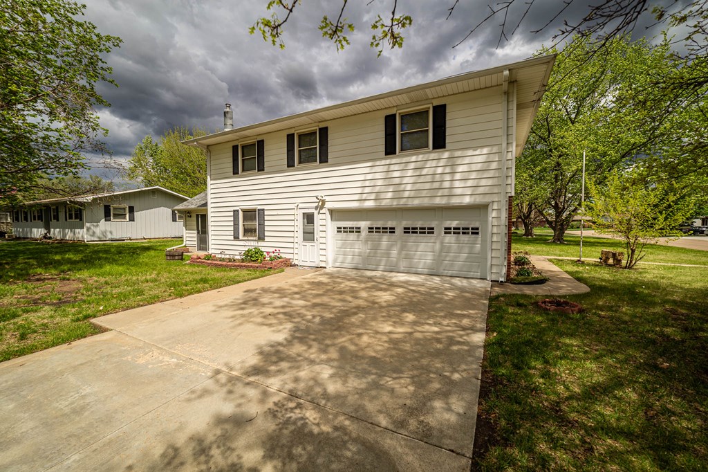 2011 Country Club Dr, Belleville, KS 66935