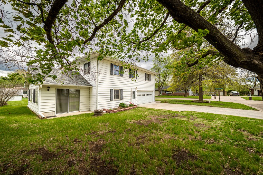 2011 Country Club Dr, Belleville, KS 66935