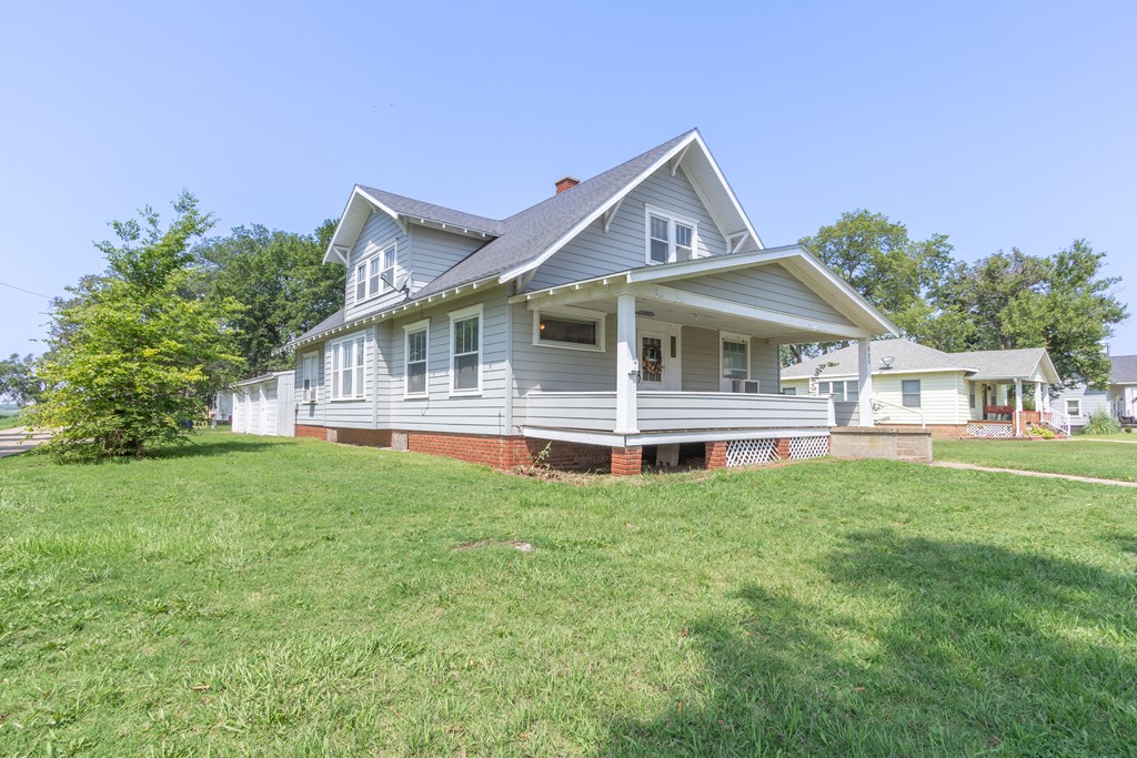 920 Maple St, Gypsum, KS 67448