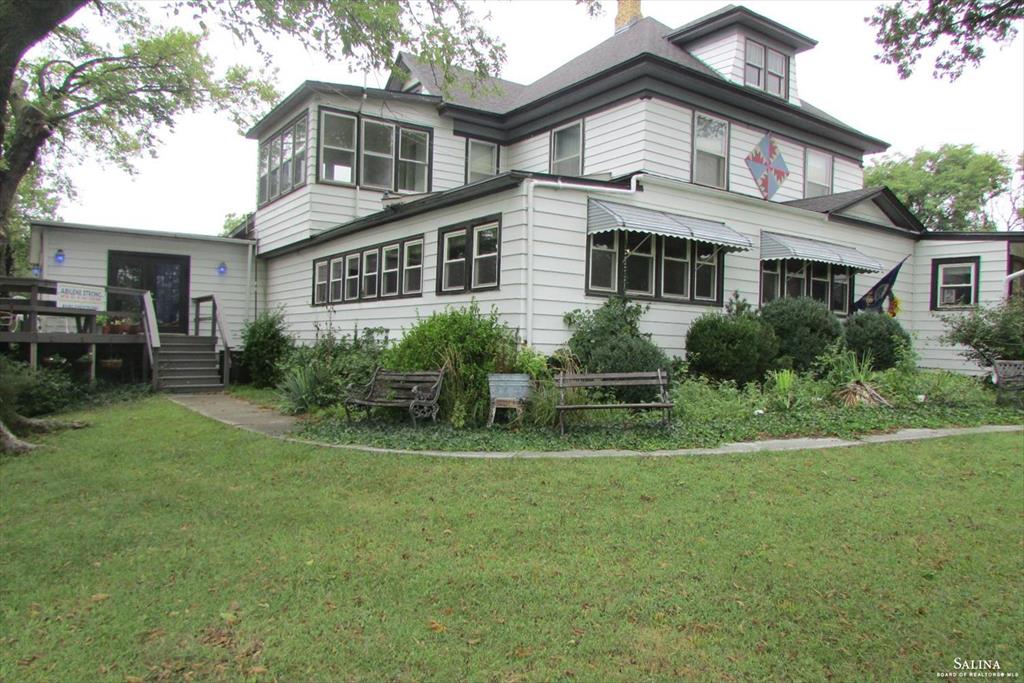 407 S Van Buren St, Abilene, KS 67410
