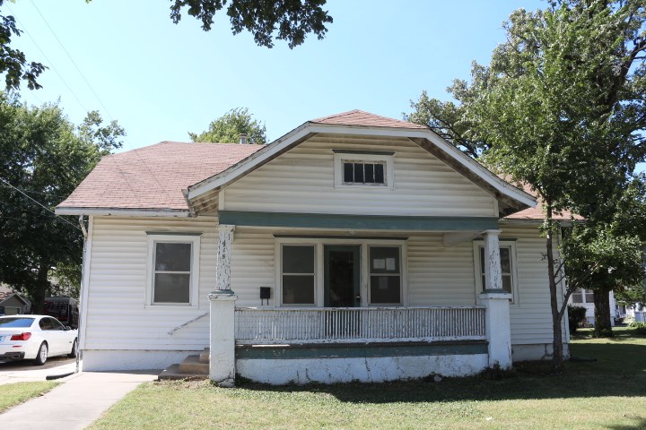 915 6th St, Clay Center, KS 67432