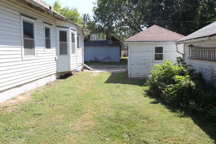 915 6th St, Clay Center, KS 67432
