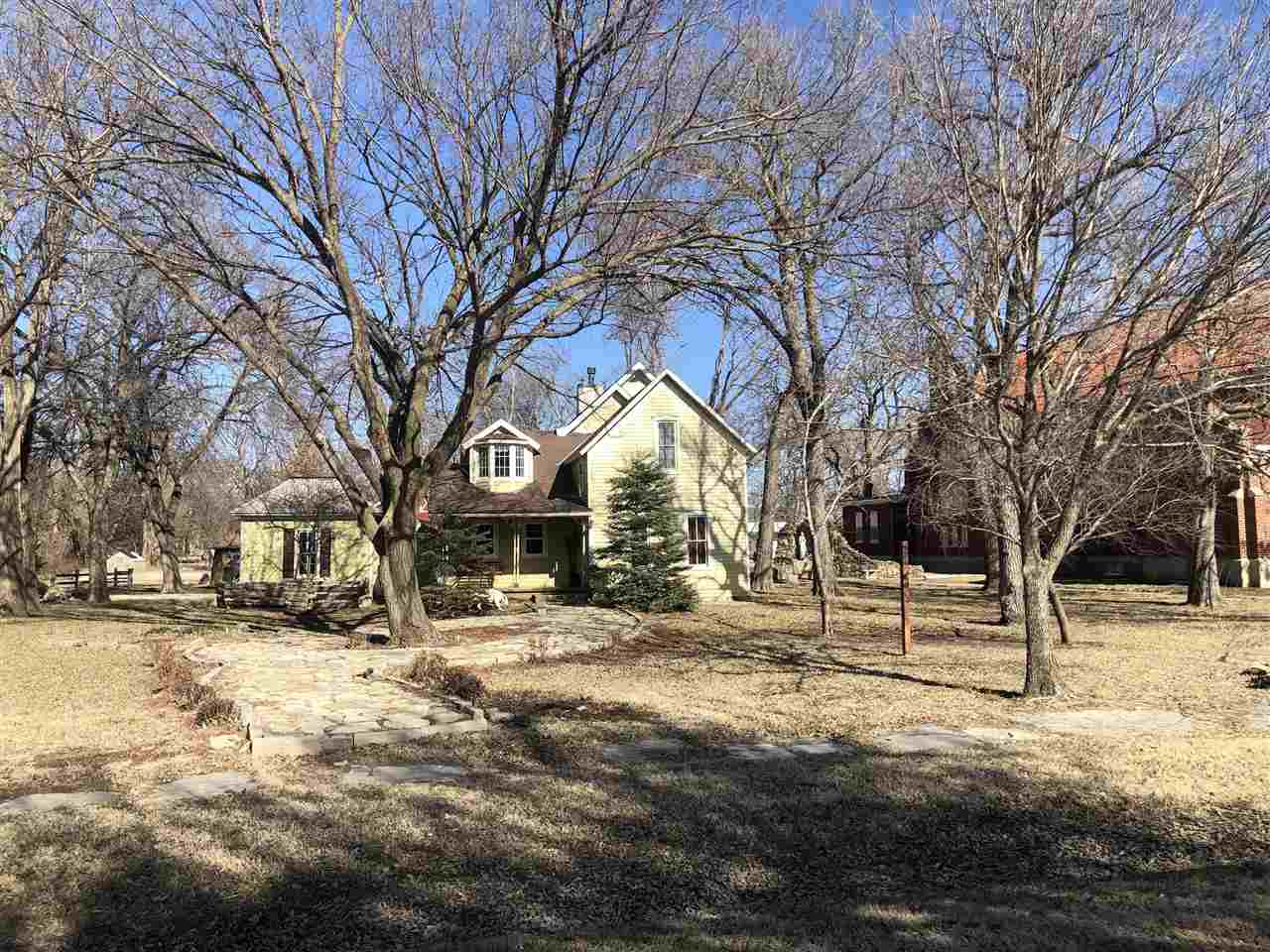 203 W 8th St, Florence, KS 66851