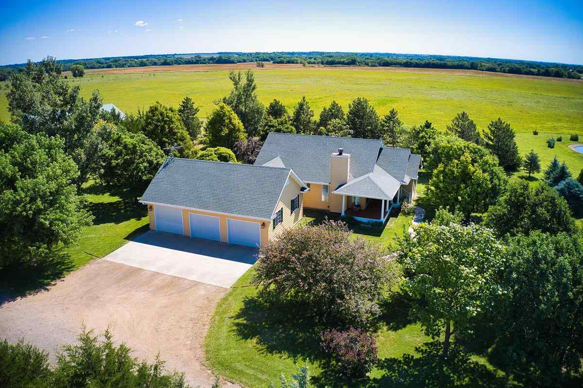 6912 W Arlington Rd, Hutchinson, KS 67501