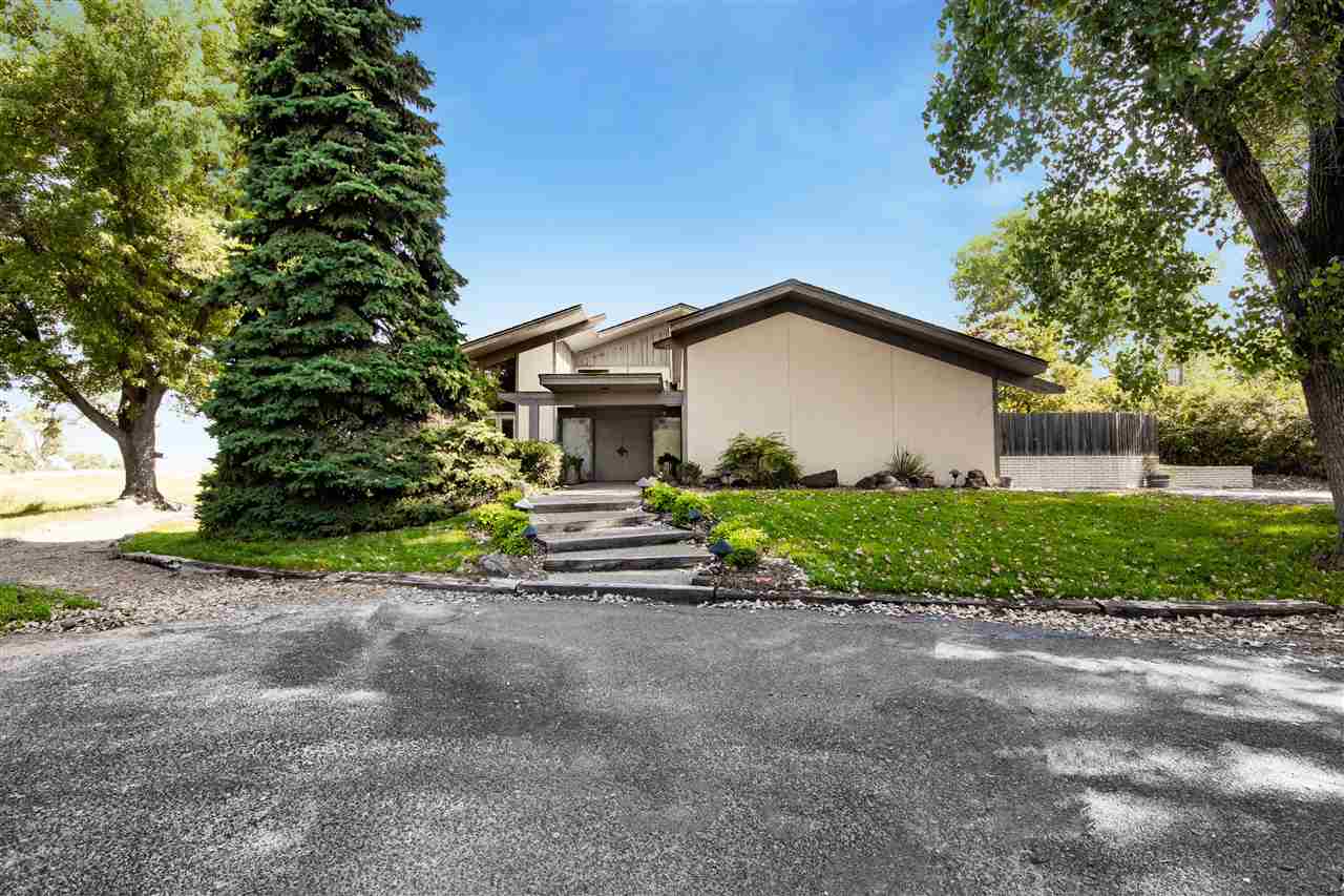 13 Prairie Dunes Dr, Hutchinson, KS 67502