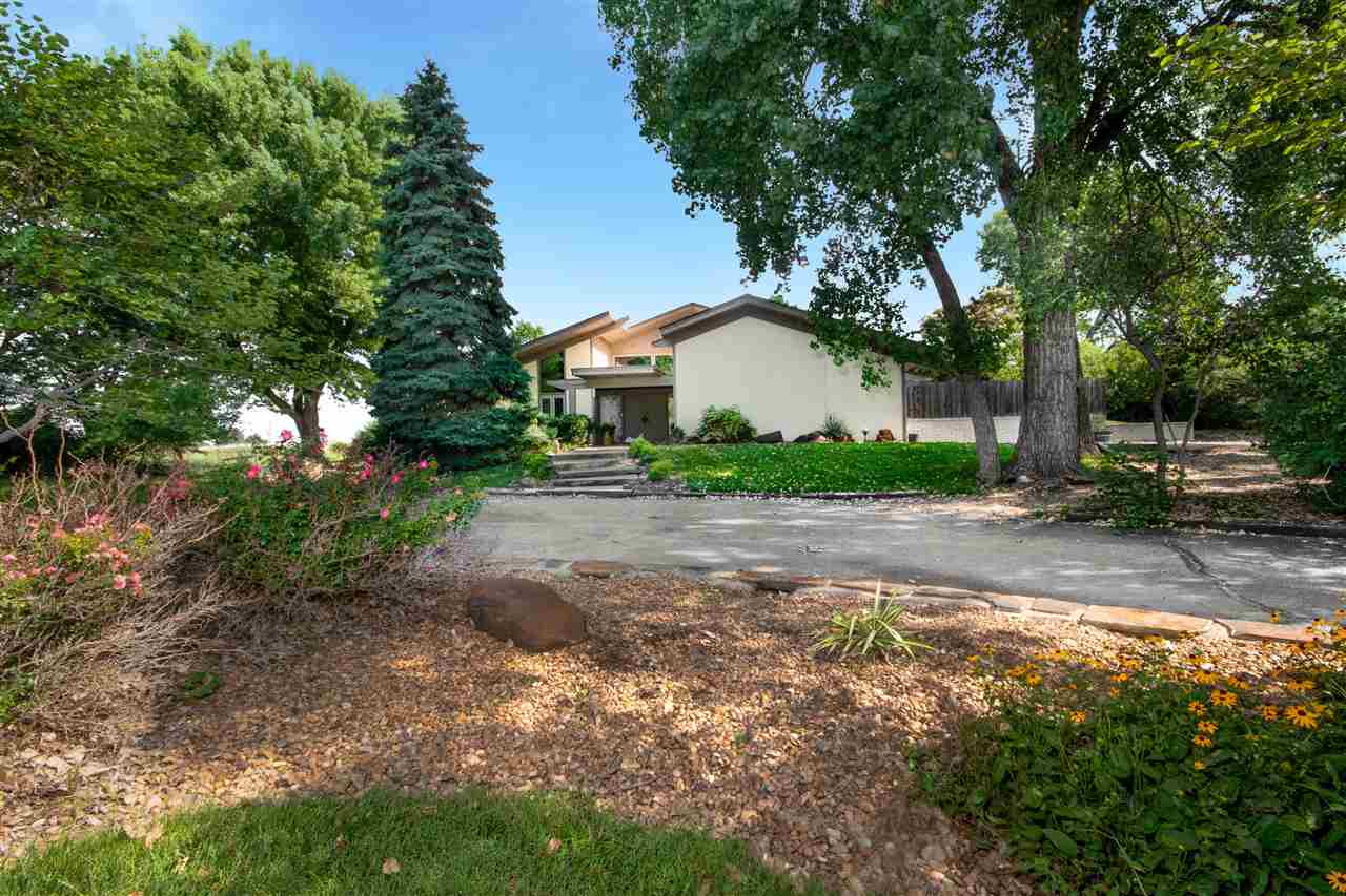 13 Prairie Dunes Dr, Hutchinson, KS 67502
