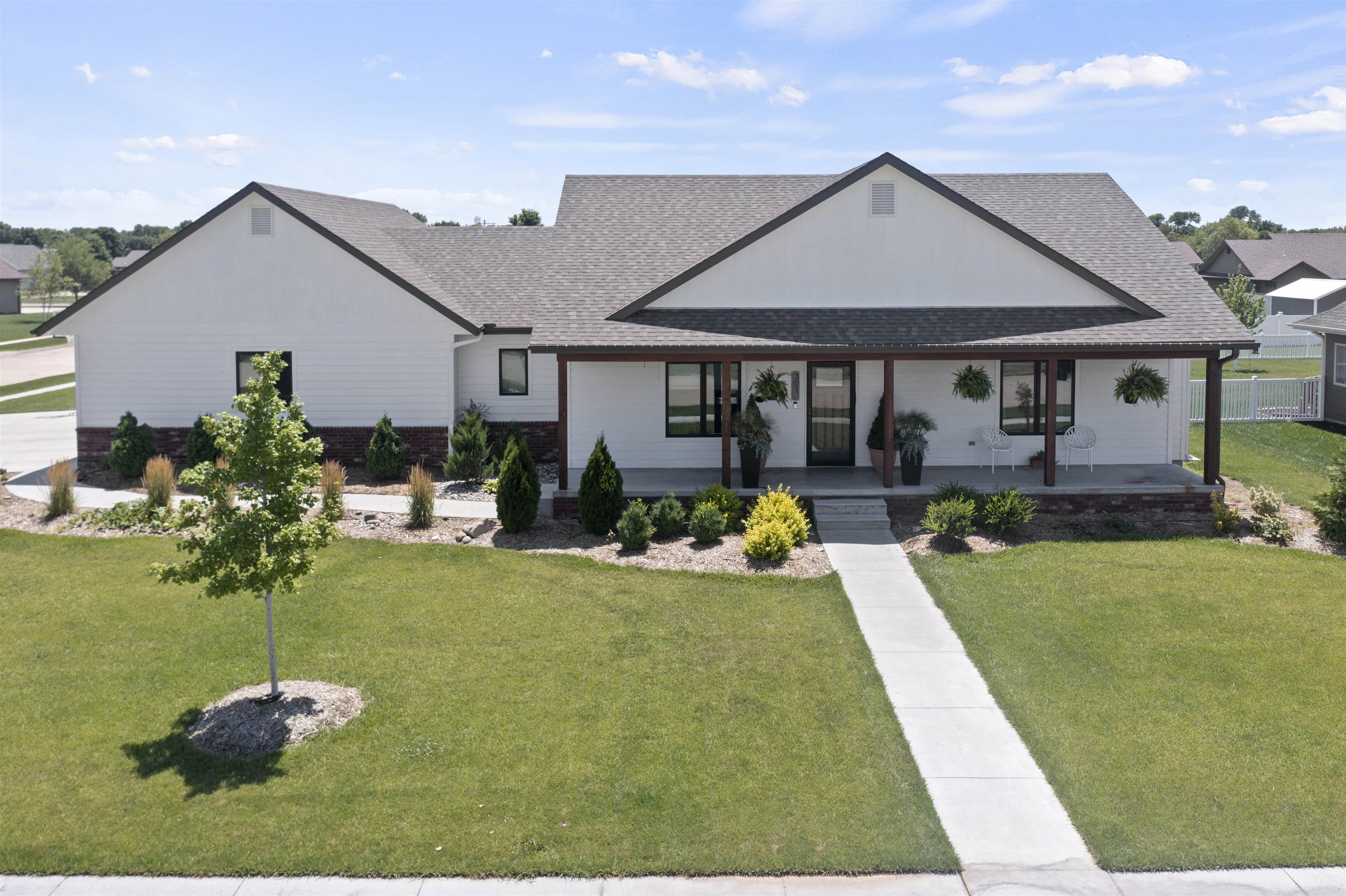 301 Redbud St, Moundridge, KS 67107
