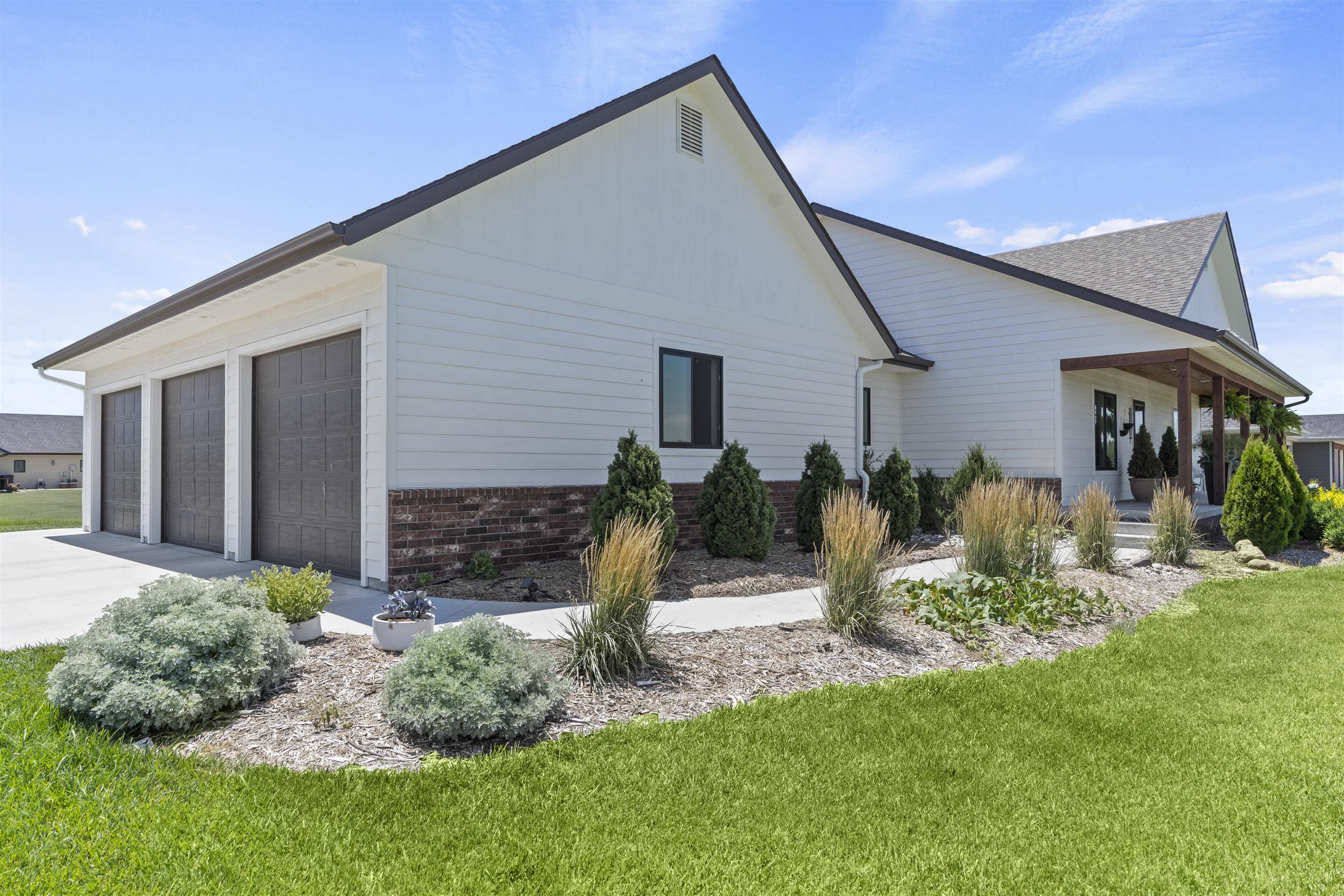 301 Redbud St, Moundridge, KS 67107