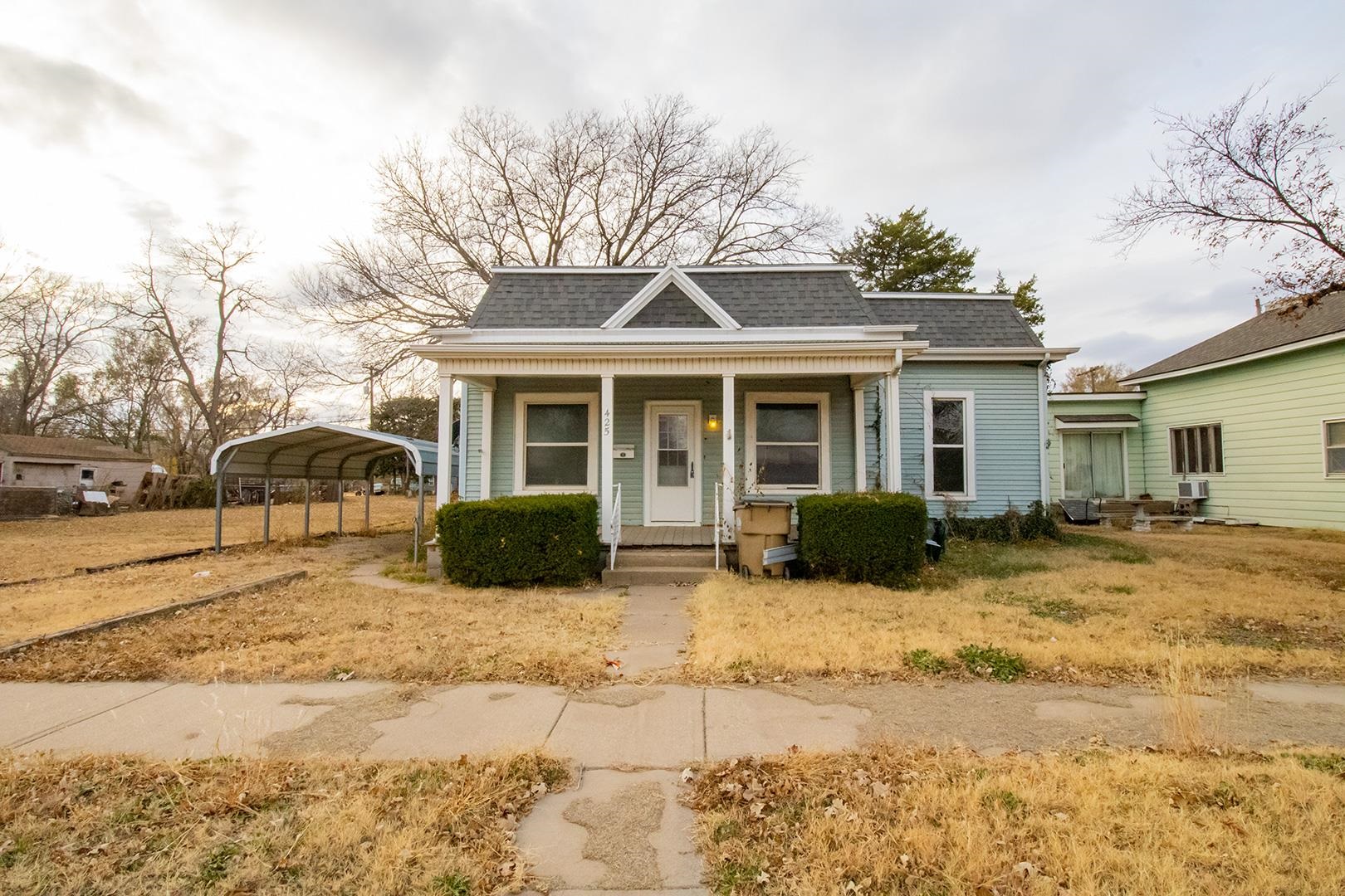 425 N East Ave, Lyons, KS 67554
