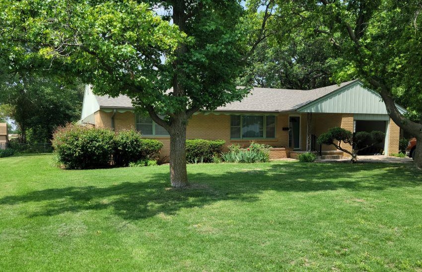 11 Glass Manor, South Hutchinson, KS 67505