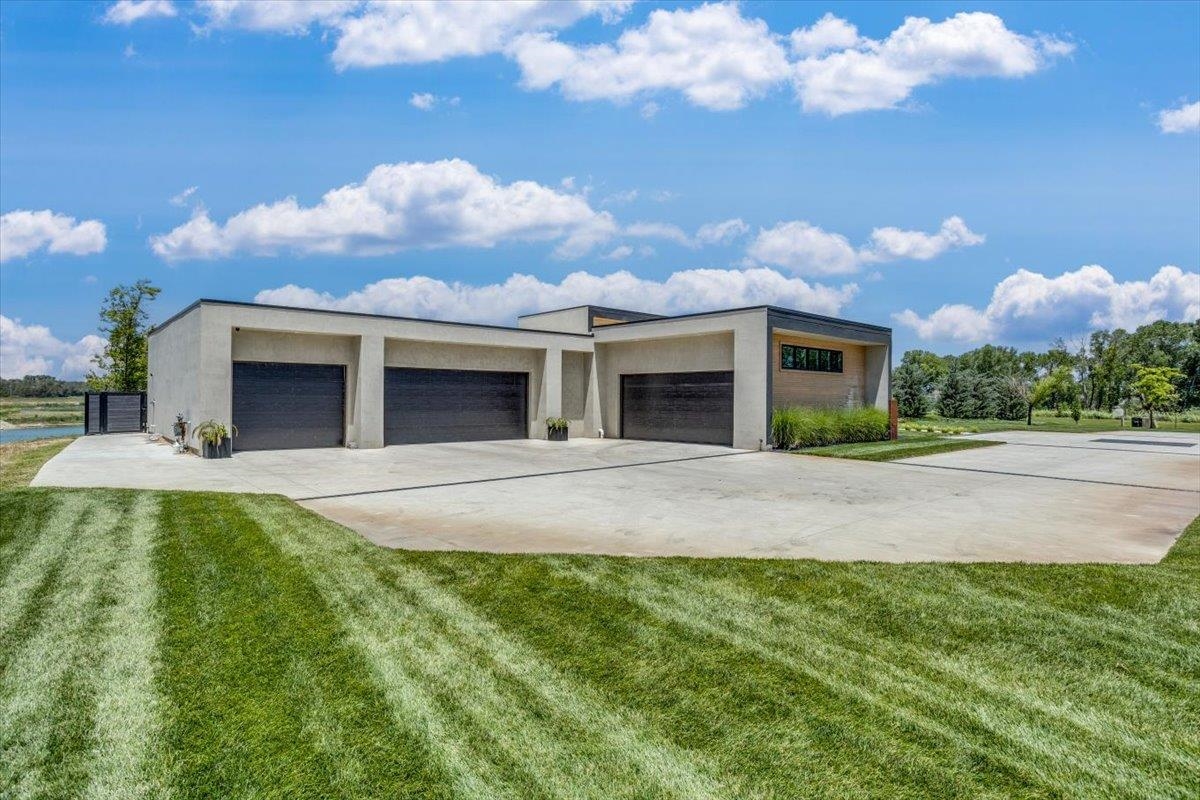2211 N Paradise Cir, Wichita, KS 67205