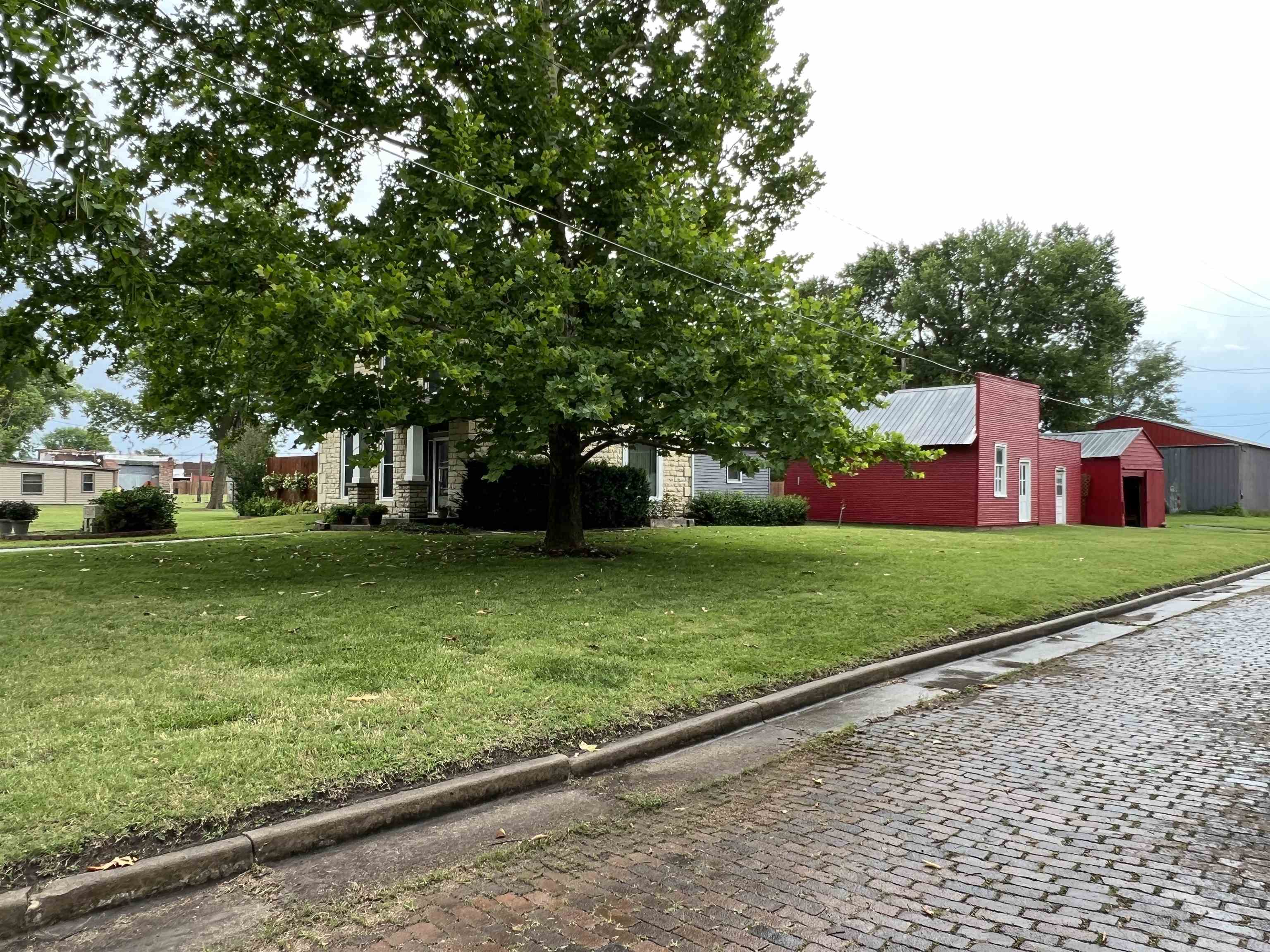 120 W 4th St, Florence, KS 66851