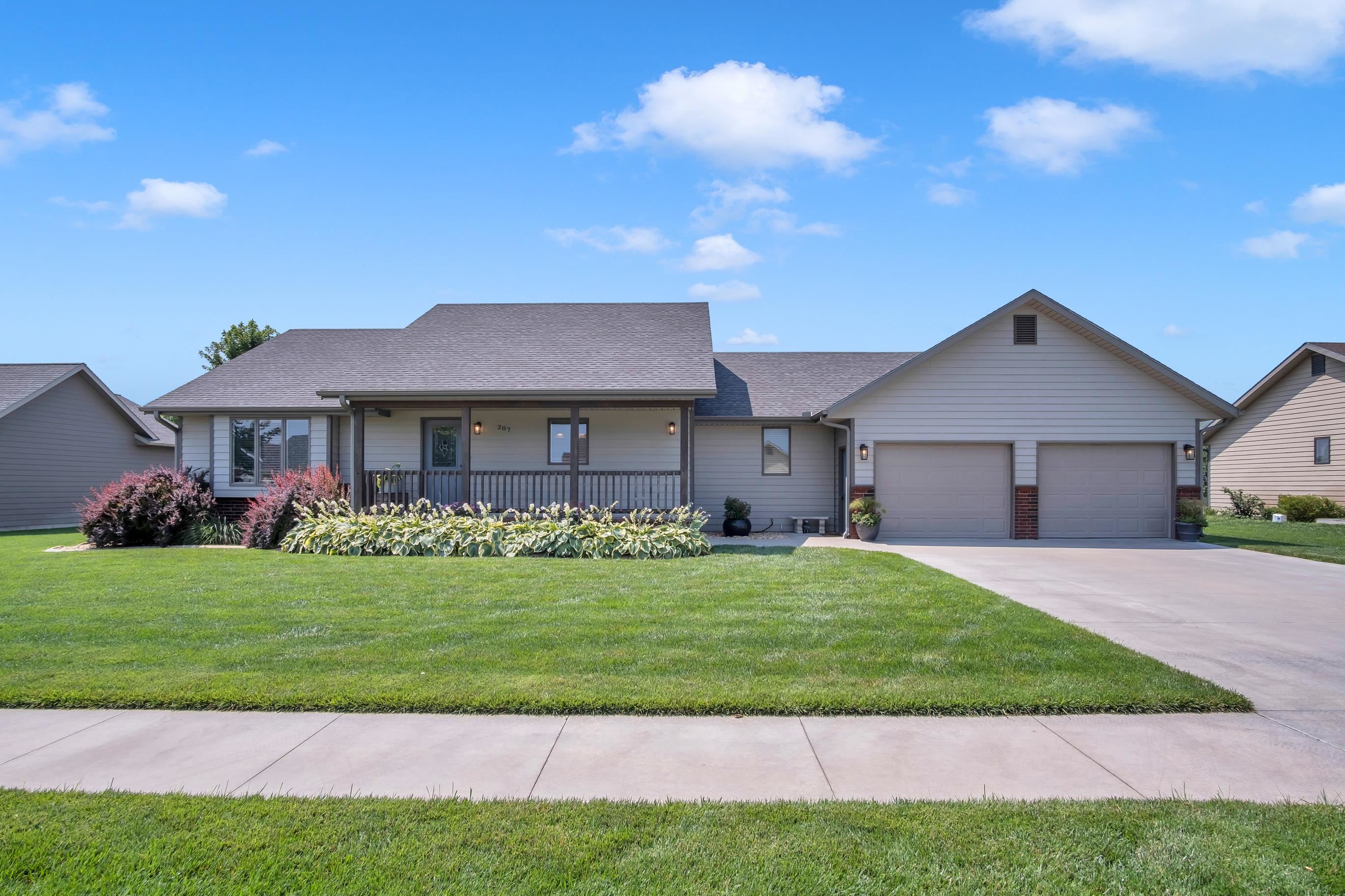 207 Unruh St, Moundridge, KS 67107