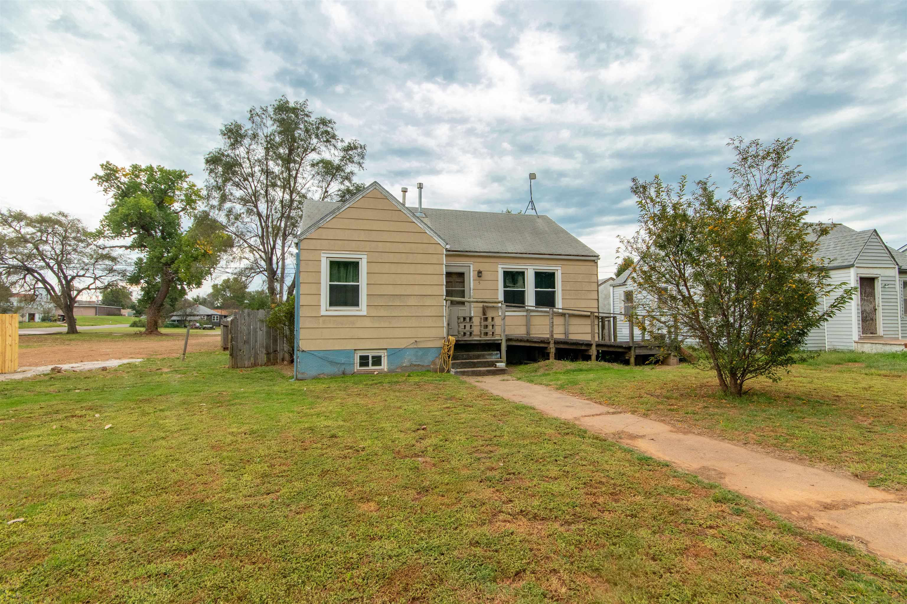5 Oak Street Ct, Medicine Lodge, KS 67104