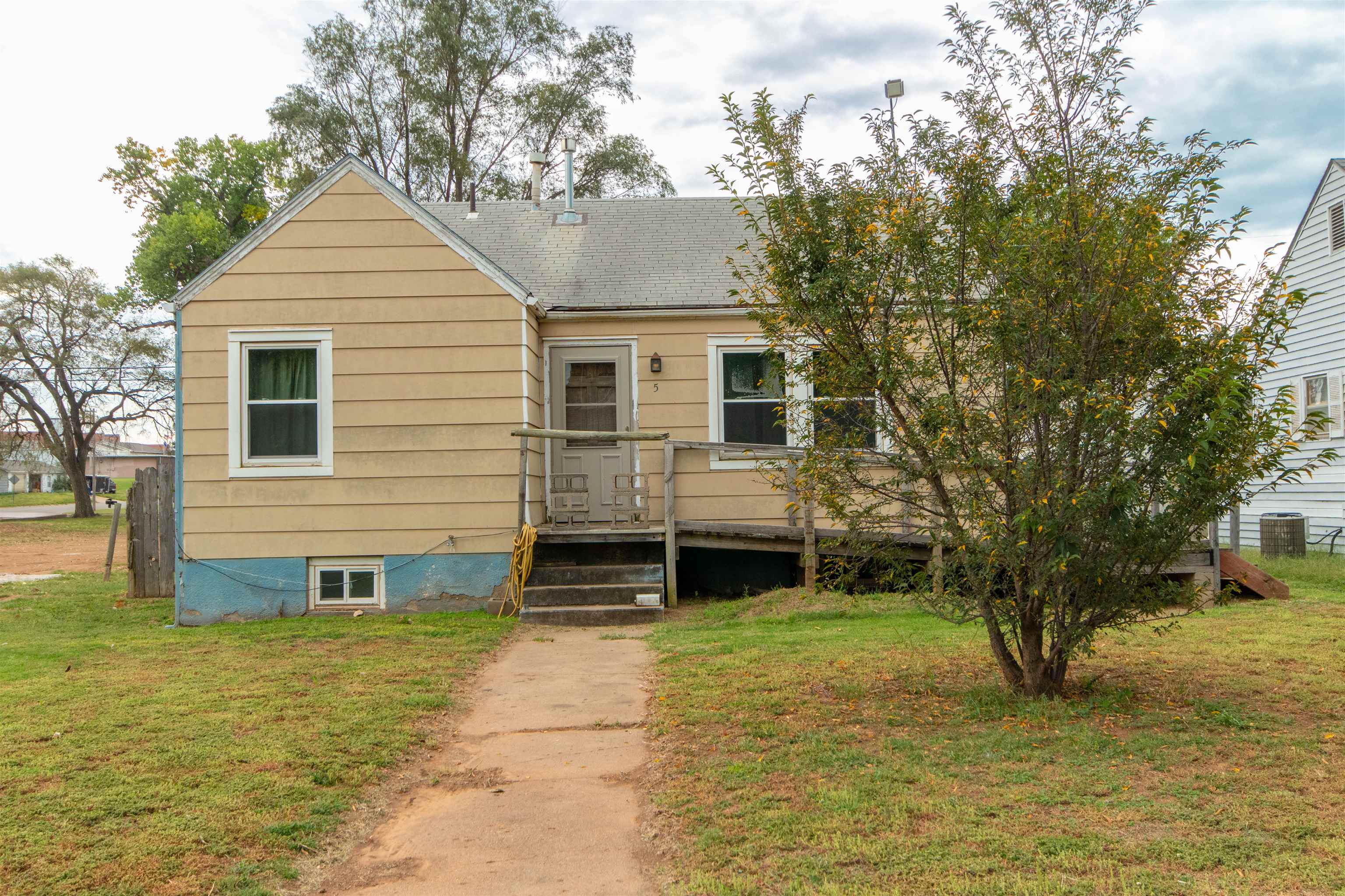 5 Oak Street Ct, Medicine Lodge, KS 67104