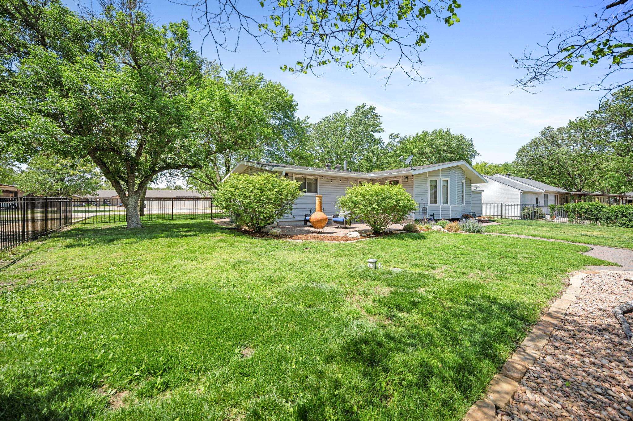524 S Main St, Whitewater, KS 67154