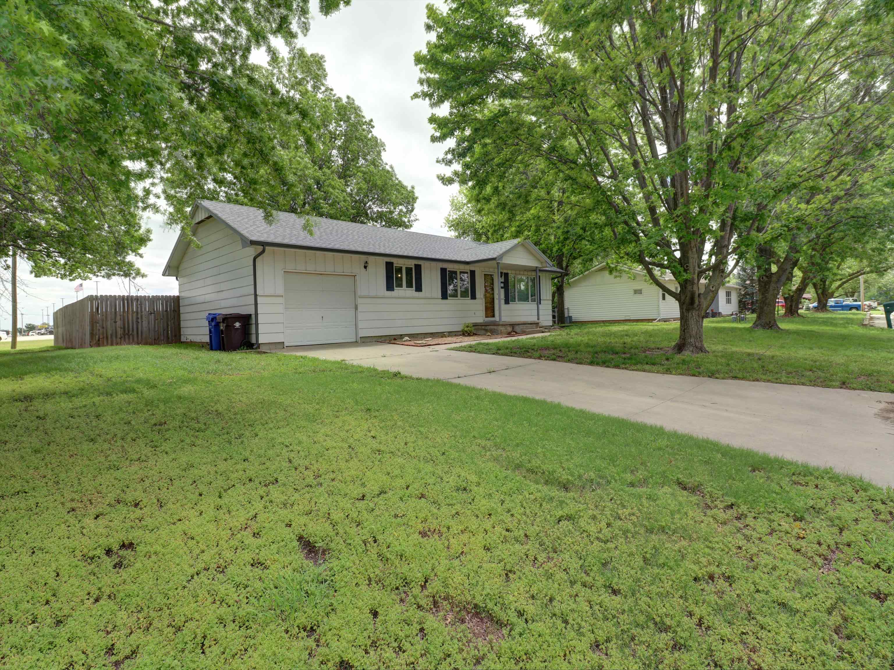 100 S Washington Ave, Moundridge, KS 67107
