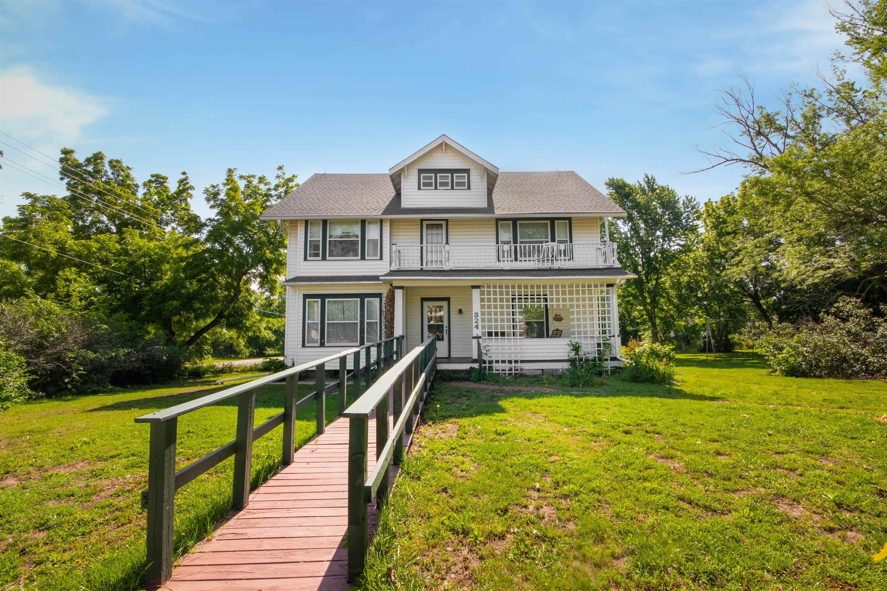 324 N Schmidt Ave, Moundridge, KS 67107
