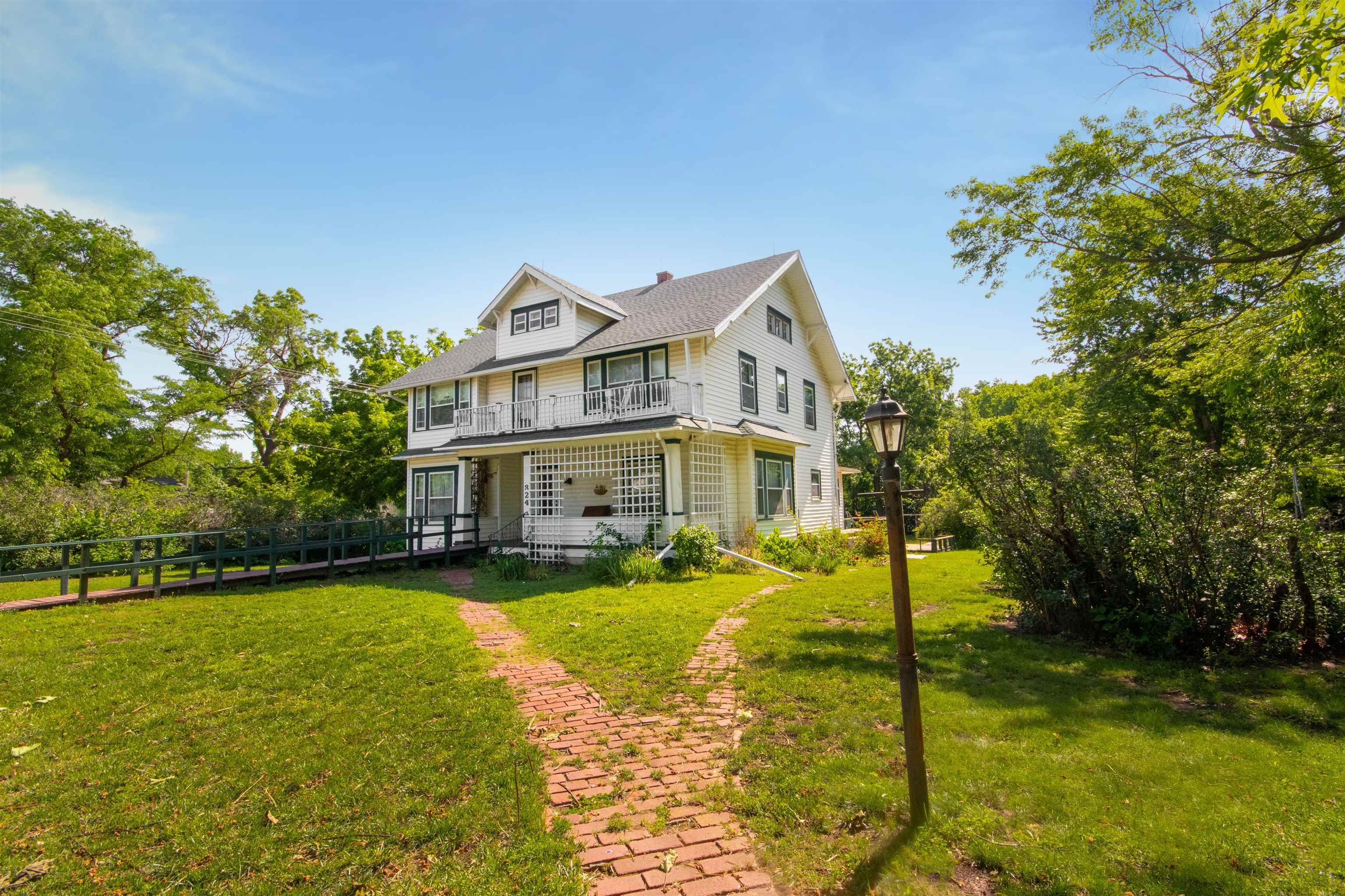 324 N Schmidt Ave, Moundridge, KS 67107
