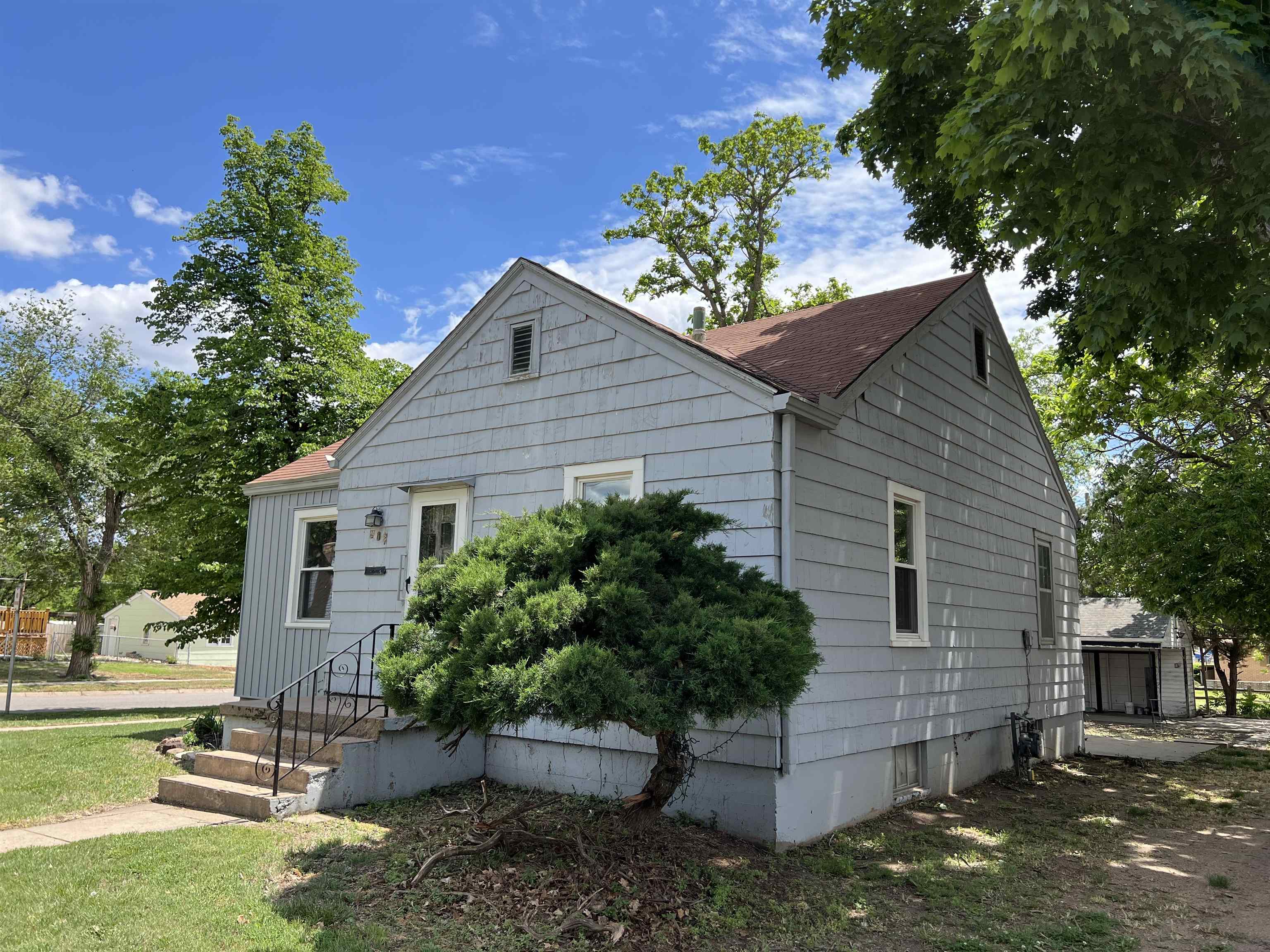 402 W Taylor St, Lyons, KS 67554