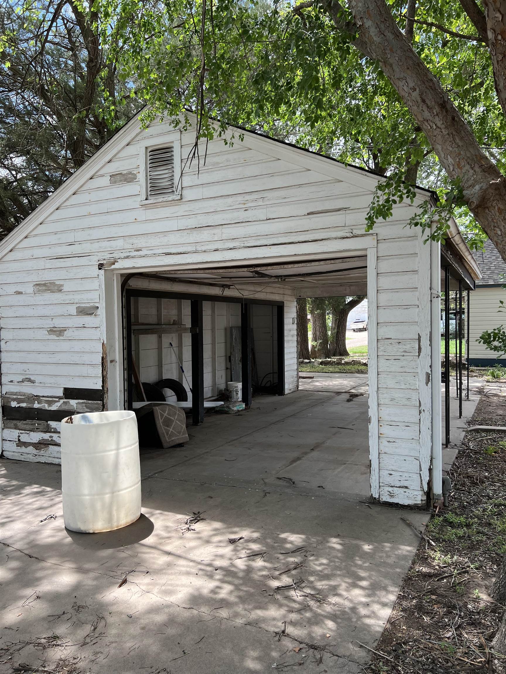 402 W Taylor St, Lyons, KS 67554
