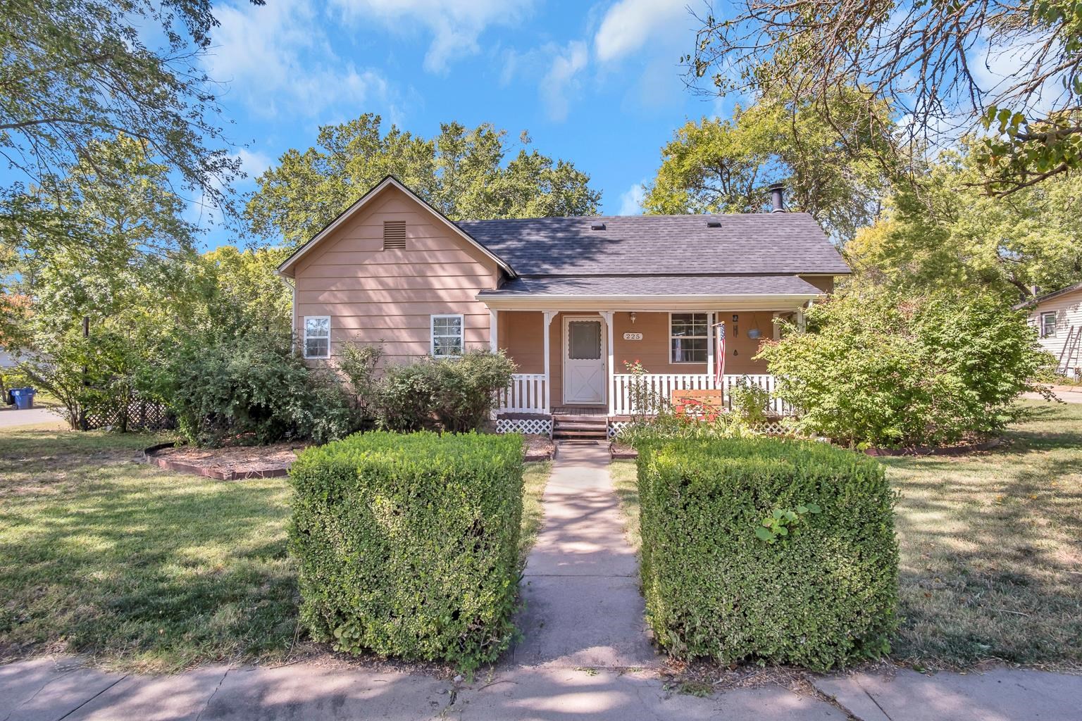 225 S Locust St, Whitewater, KS 67154