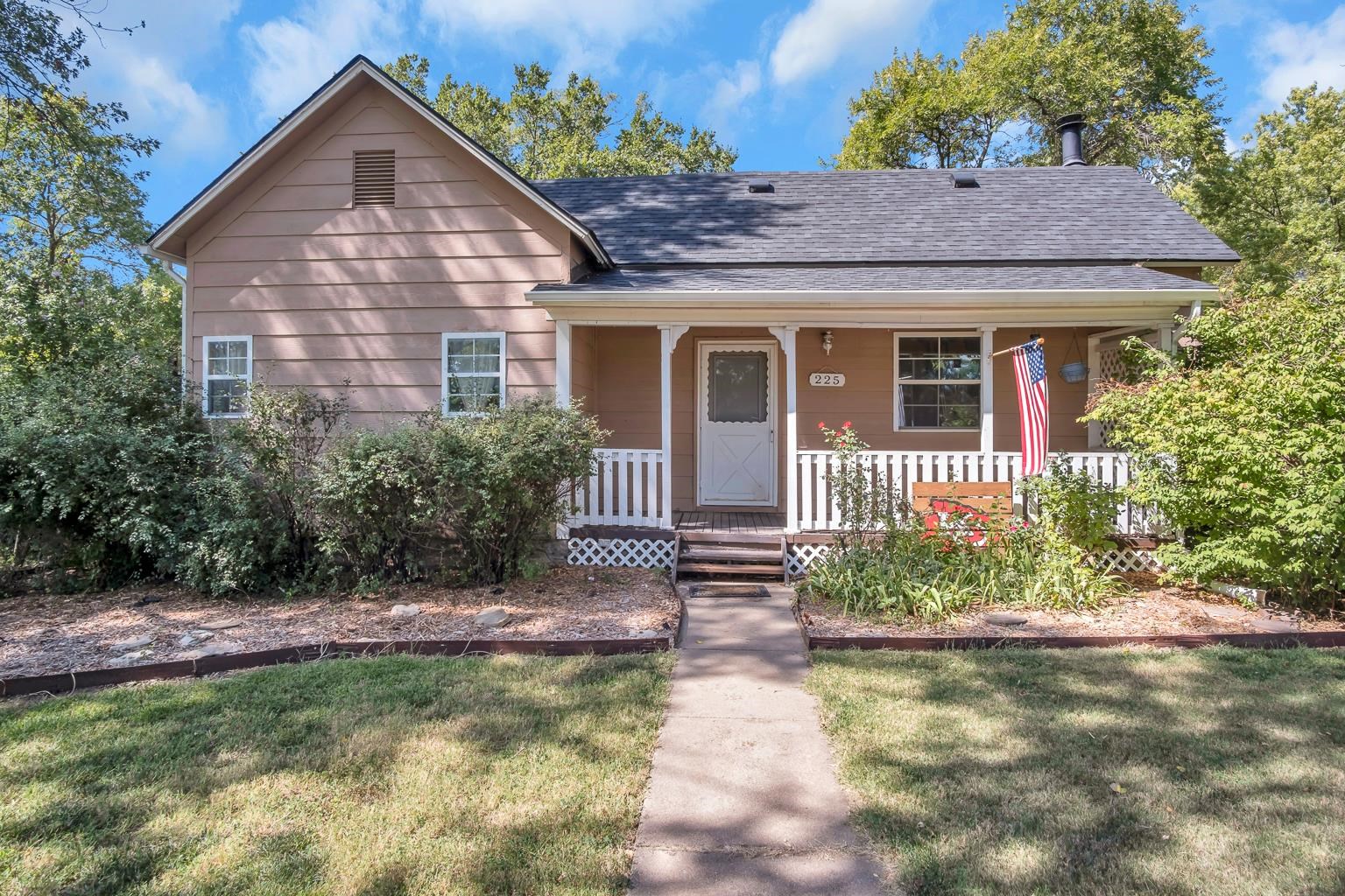 225 S Locust St, Whitewater, KS 67154