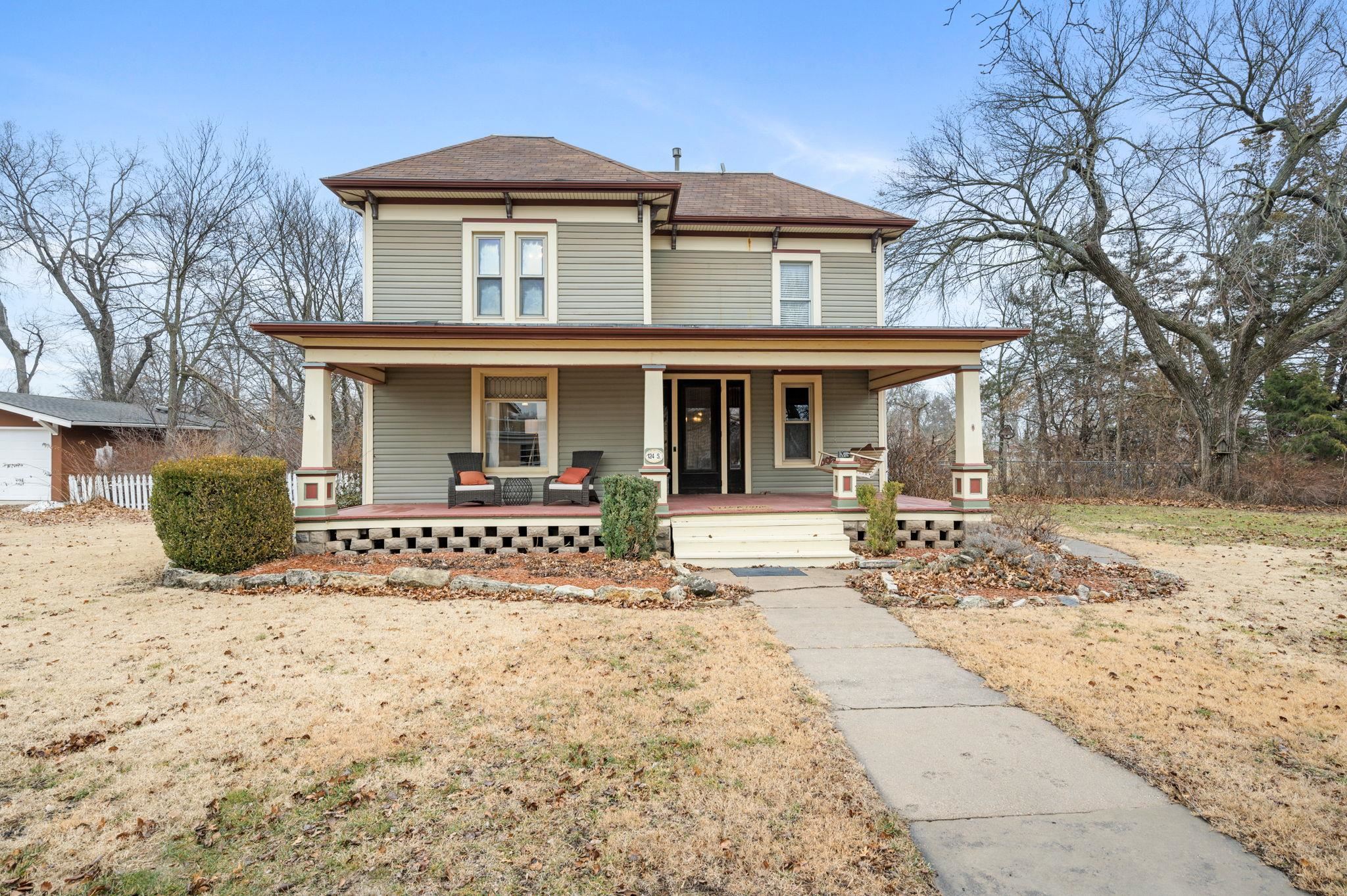 124 S Locust St, Whitewater, KS 67154