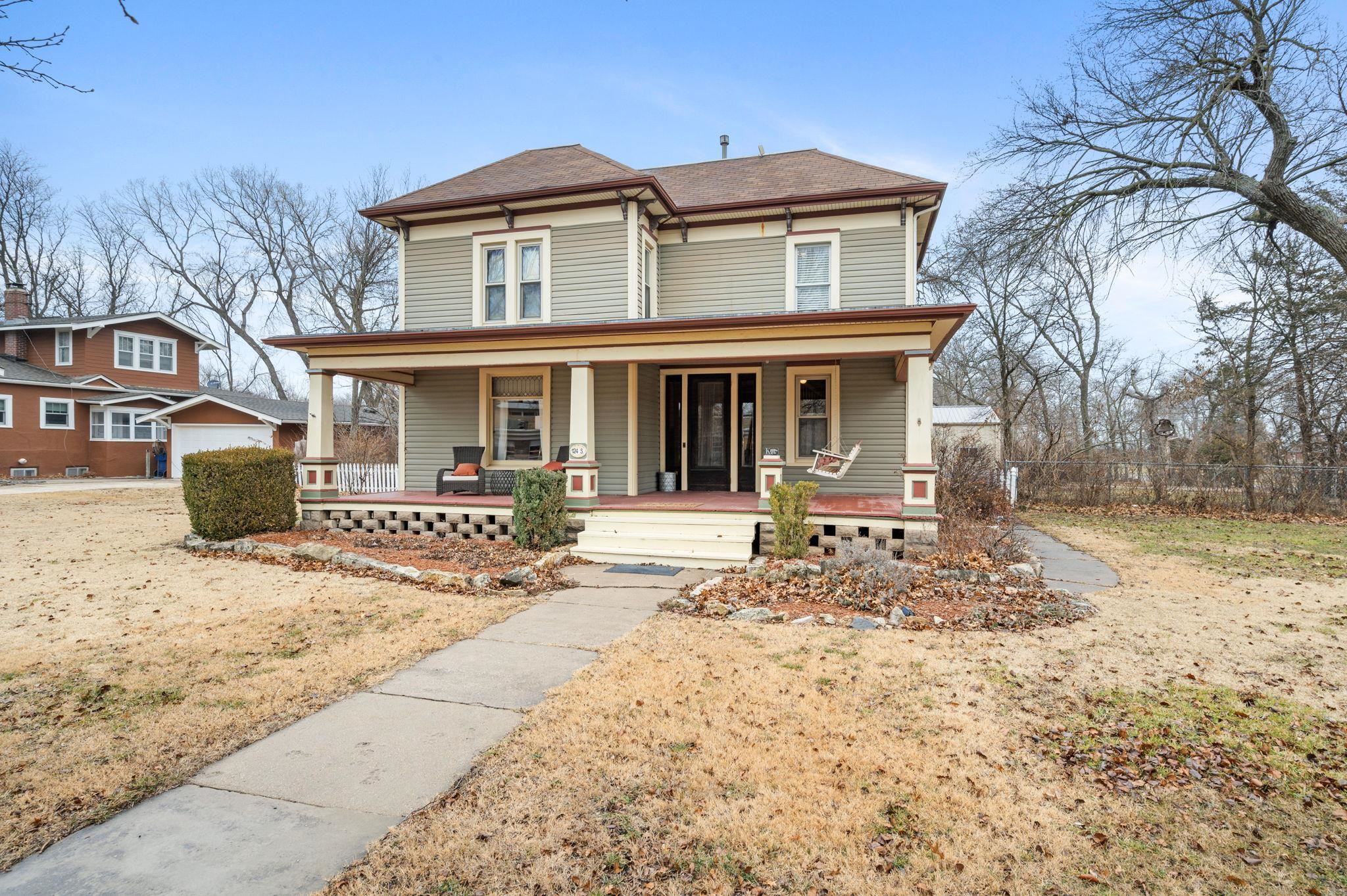 124 S Locust St, Whitewater, KS 67154