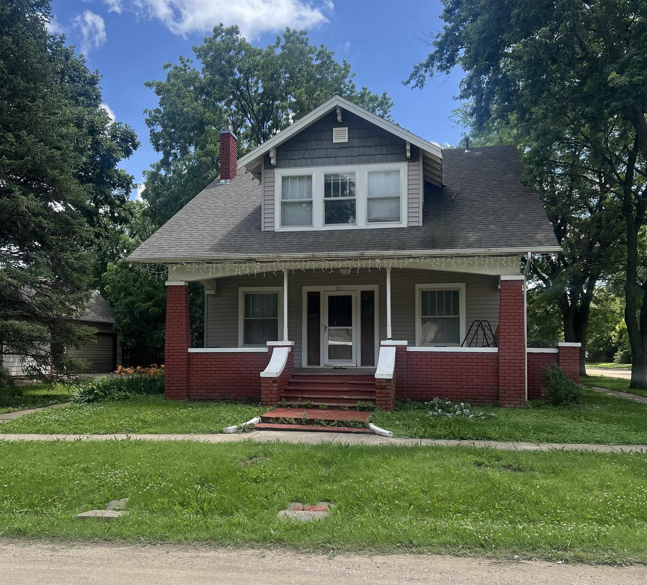 221 W 7th St, Gypsum, KS 67448